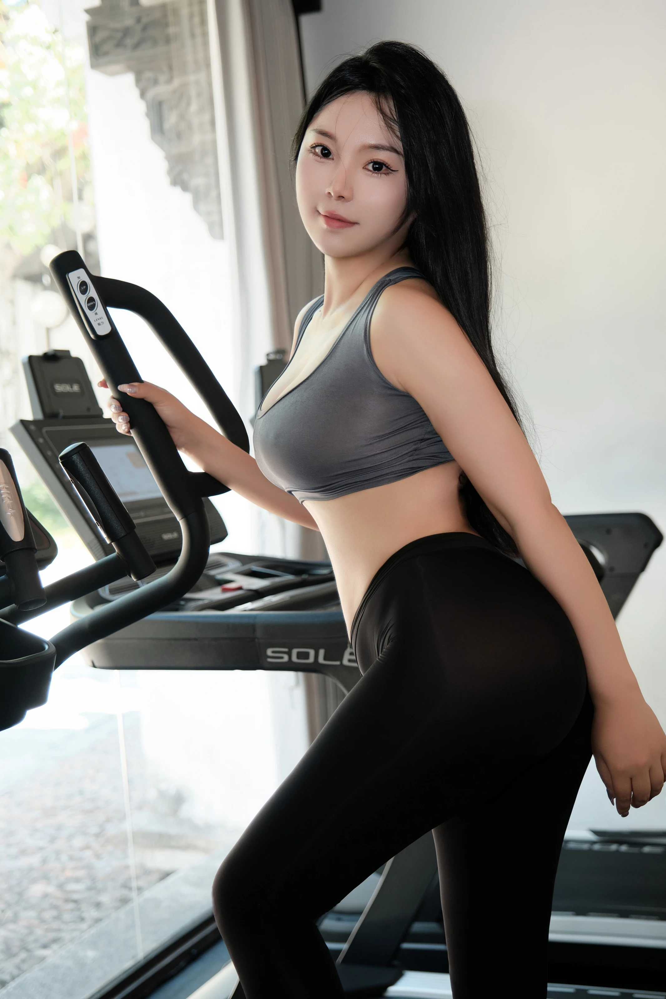 XiuRen 内购版 No.9540 麦田 健身房 [82P]