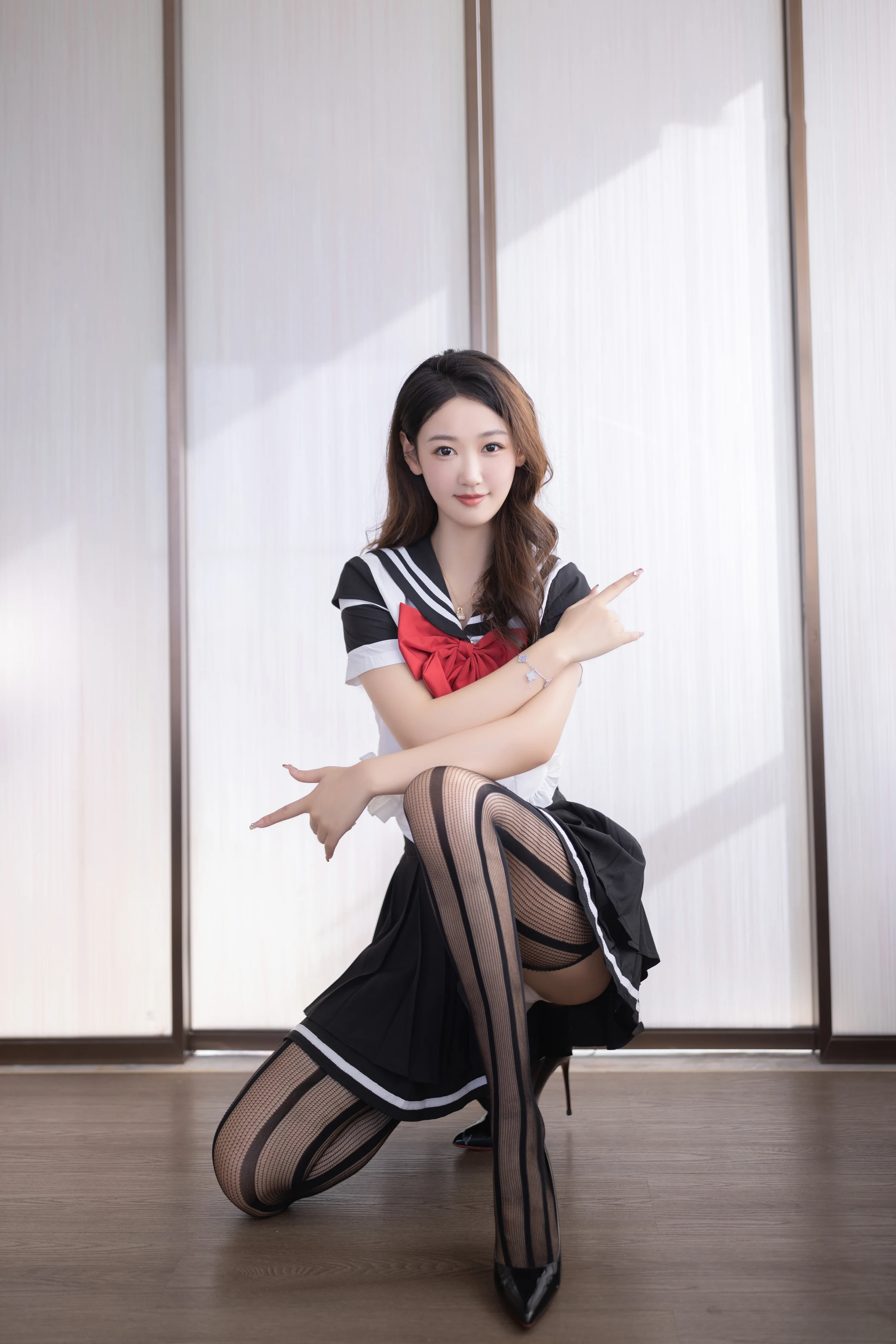 XiuRen 内购版 No.8287 唐安琪 性感黑色短裙写真 [89P]