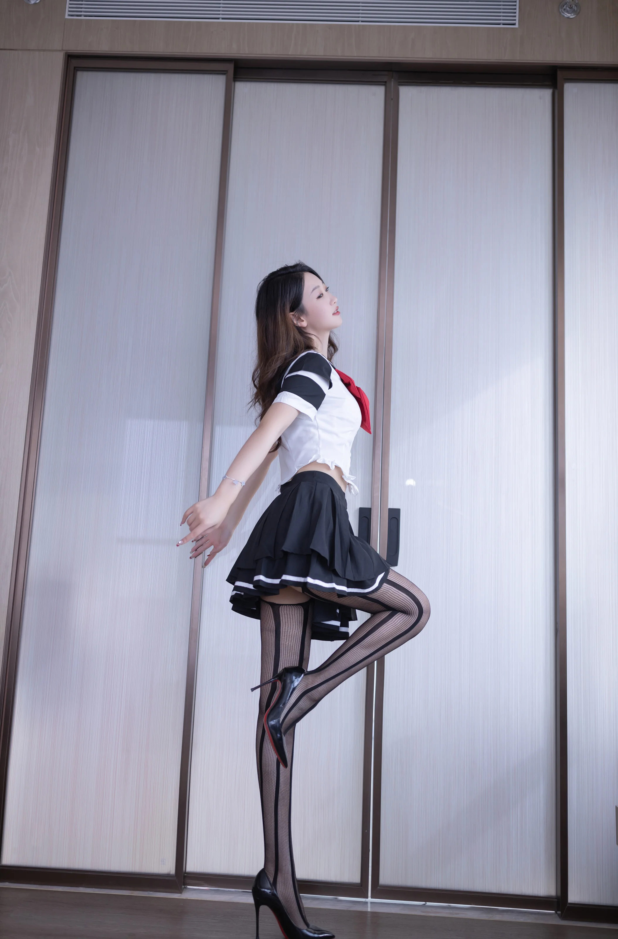 XiuRen 内购版 No.8287 唐安琪 性感黑色短裙写真 [89P]