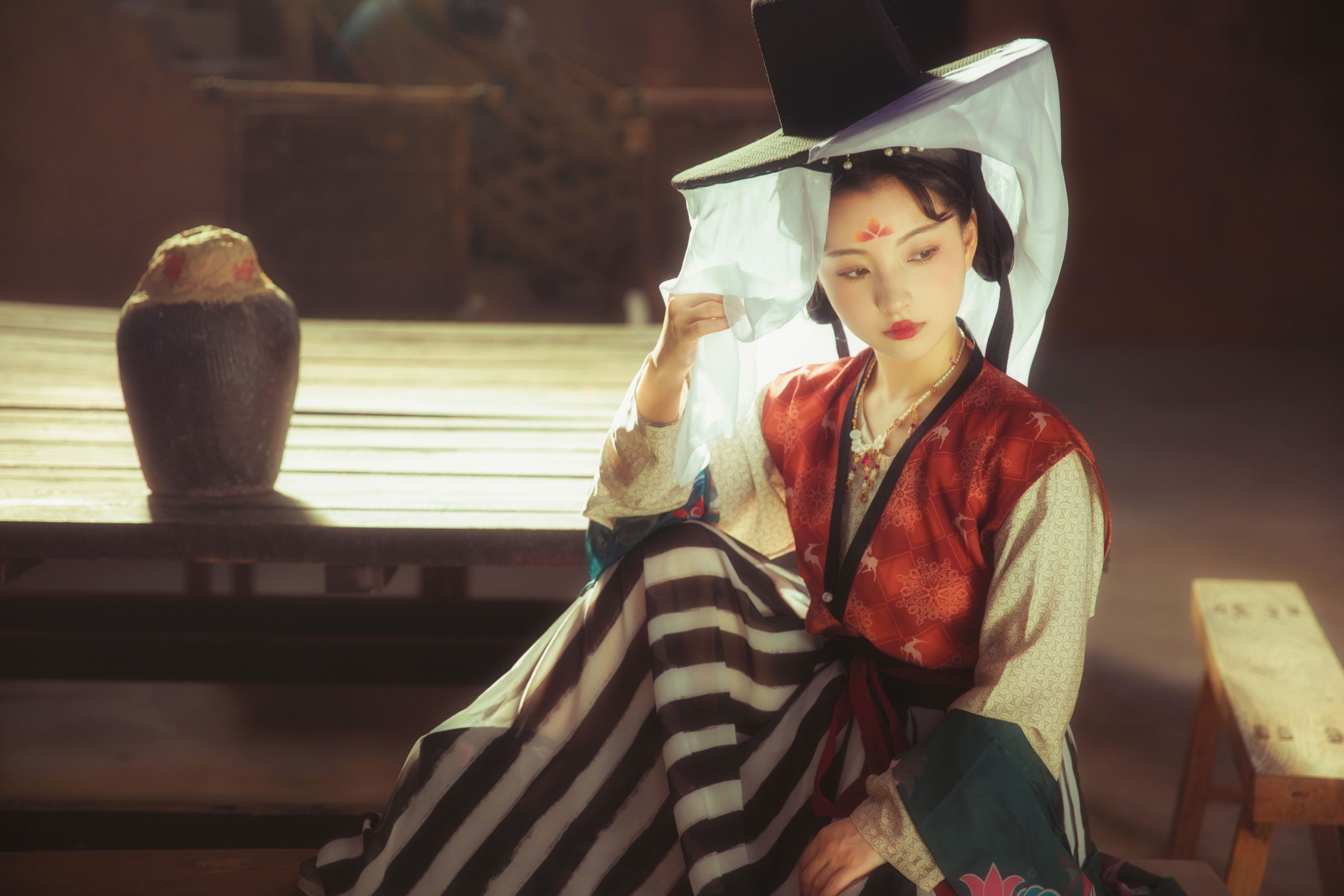 猪系少女日 – 《酒窖》[18P]