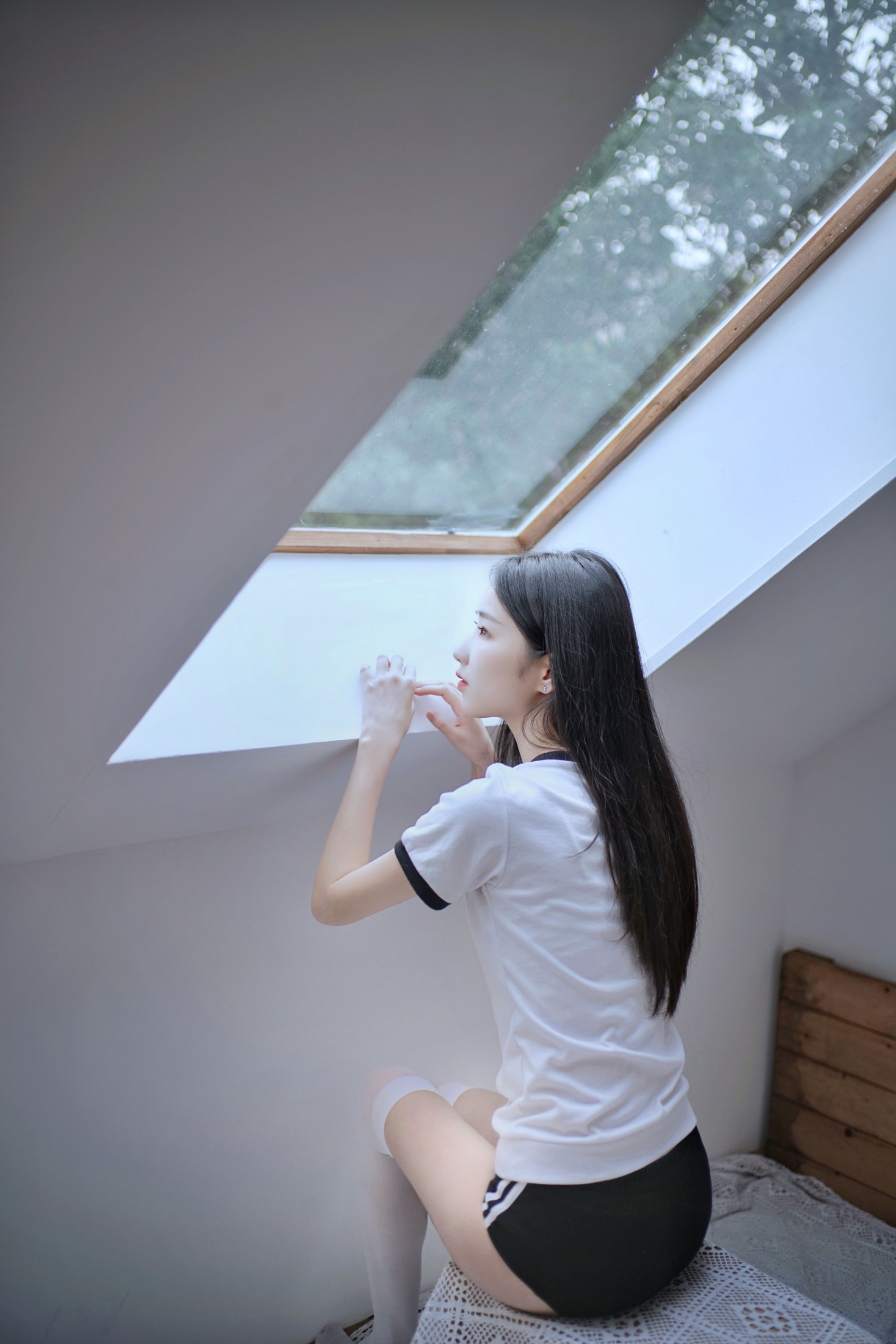 小静 – 《阁楼里的素白》[26P]