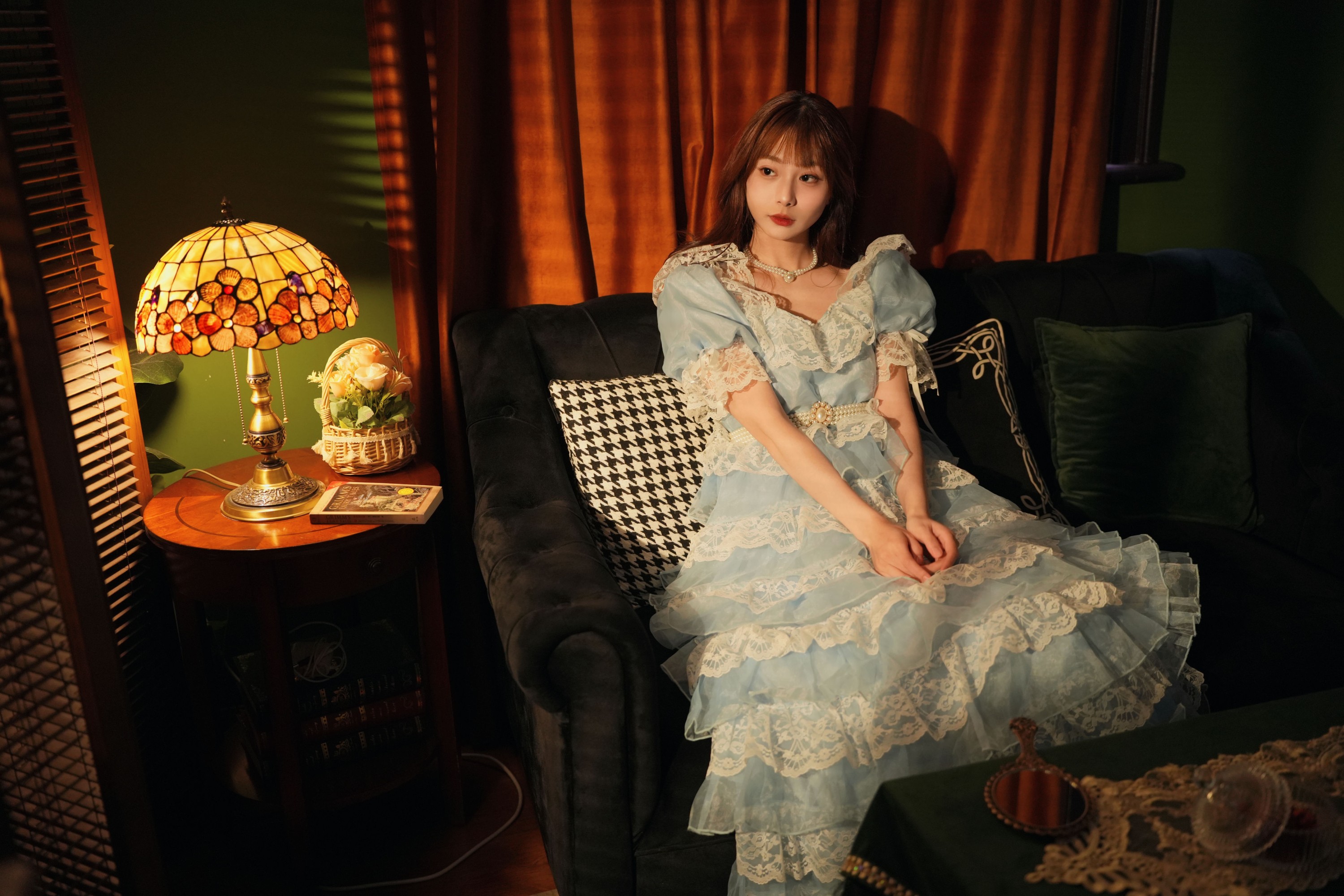 小可爱 – 《油画中的少女》[45P]