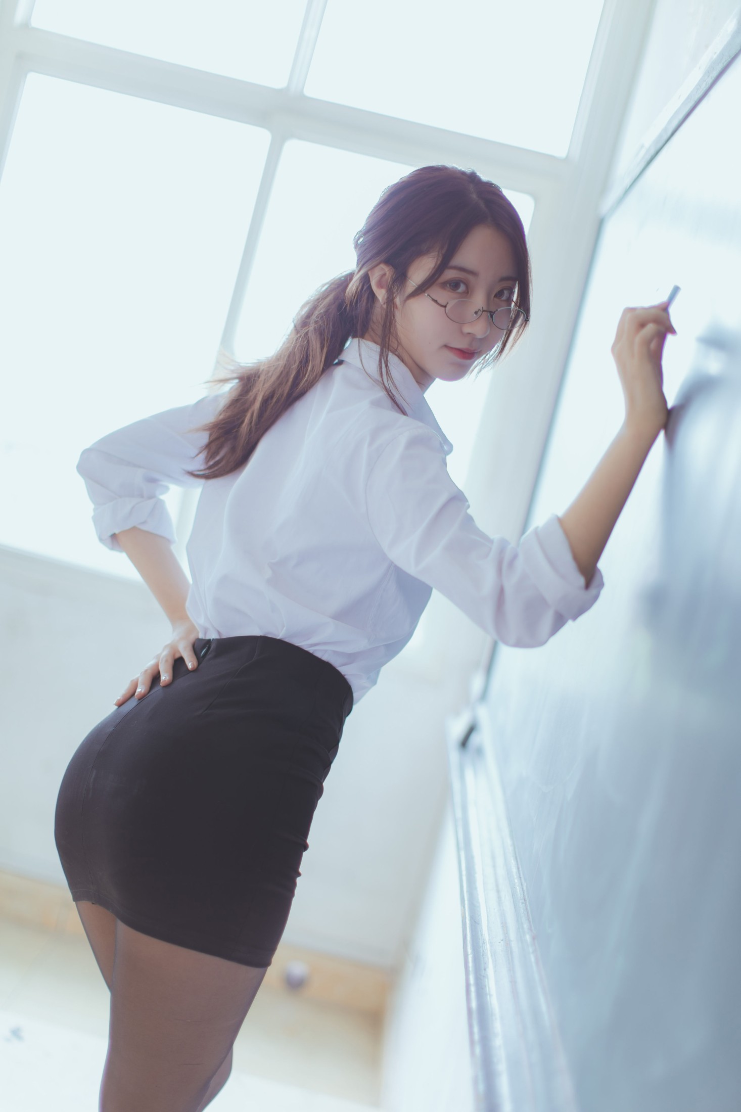 黑川 – 《黑丝OL》[26P]