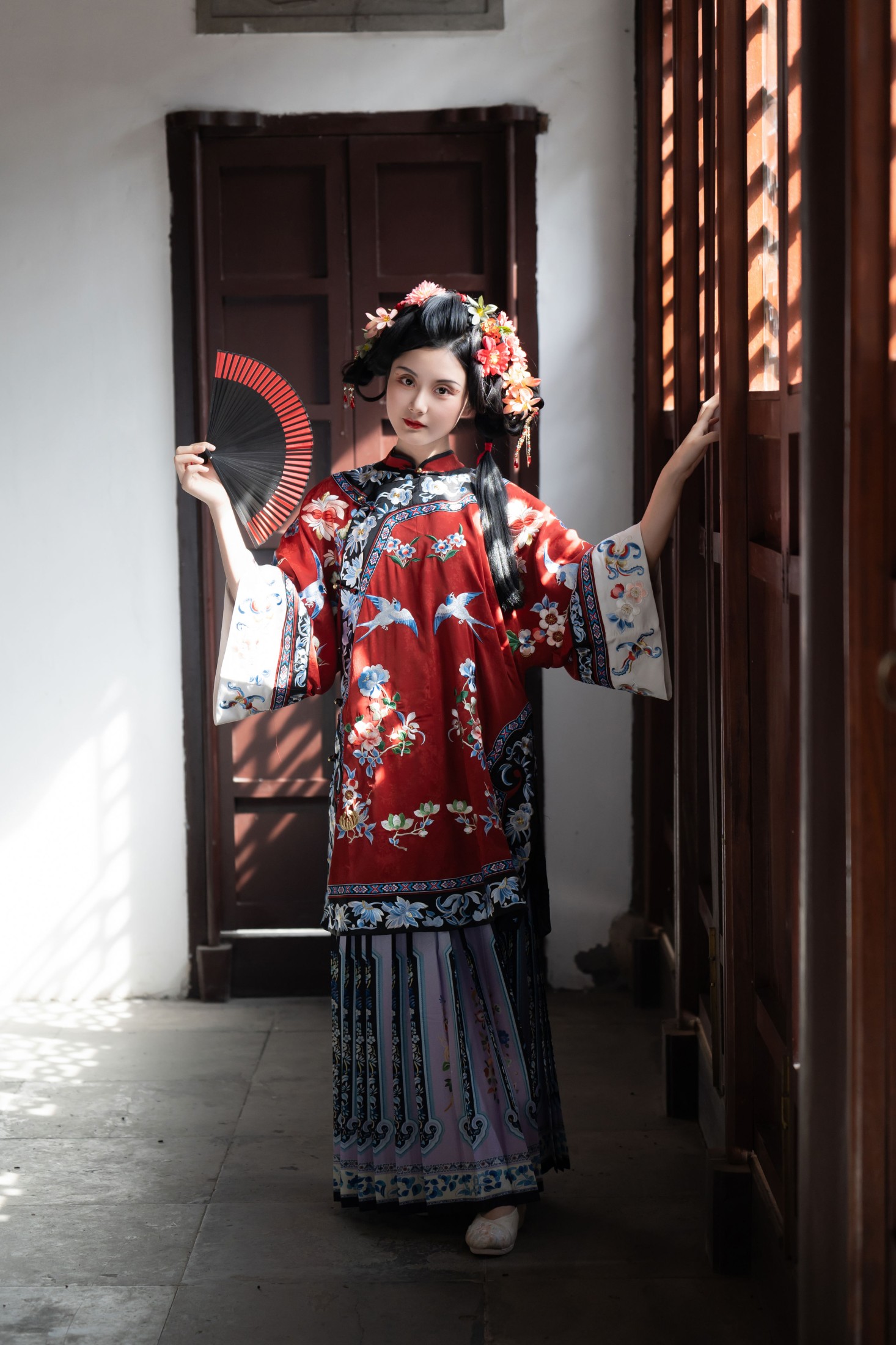 高高 – 《红衣下的她》[28P]