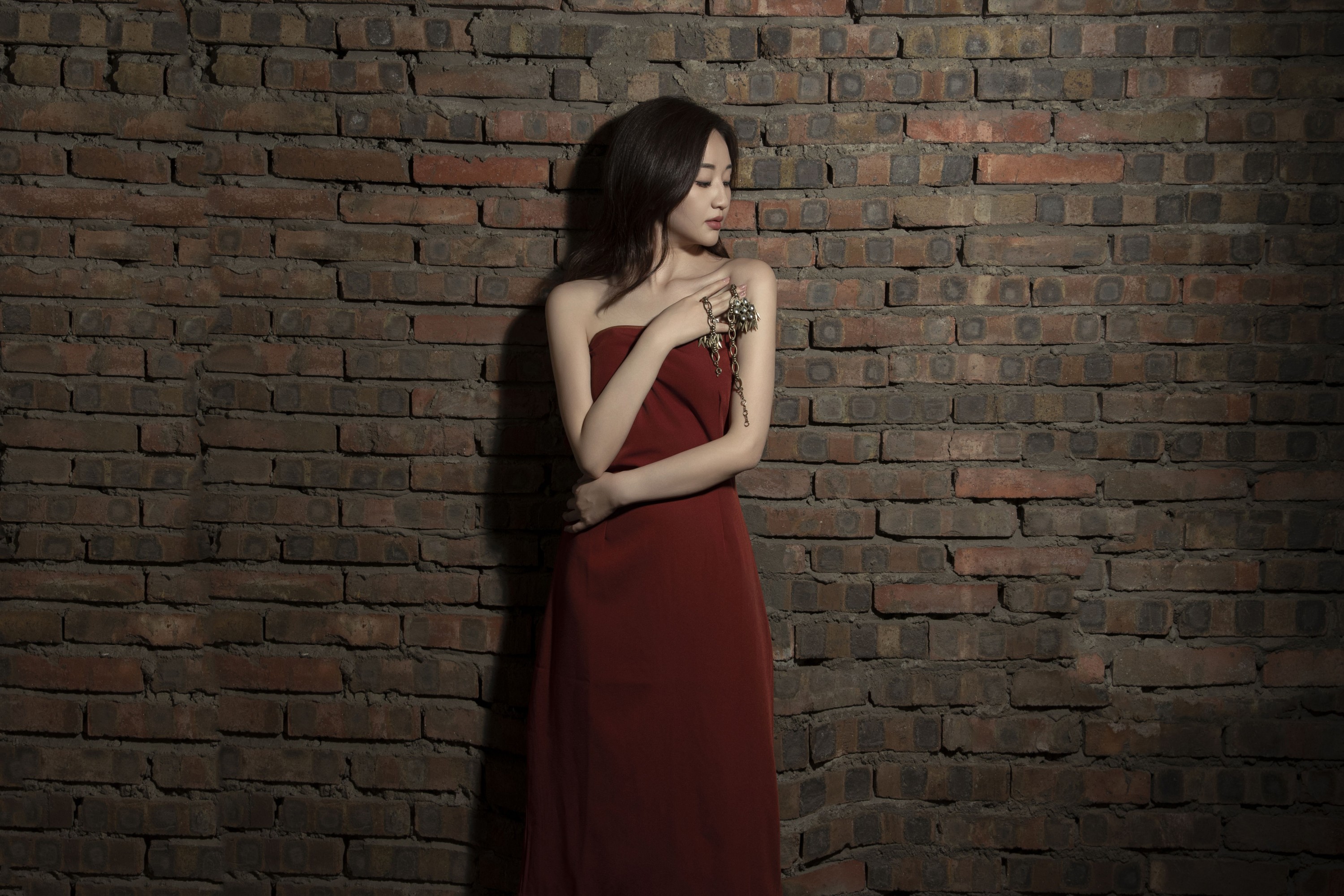 小鱼儿 – 《RED WALLS》[33P]