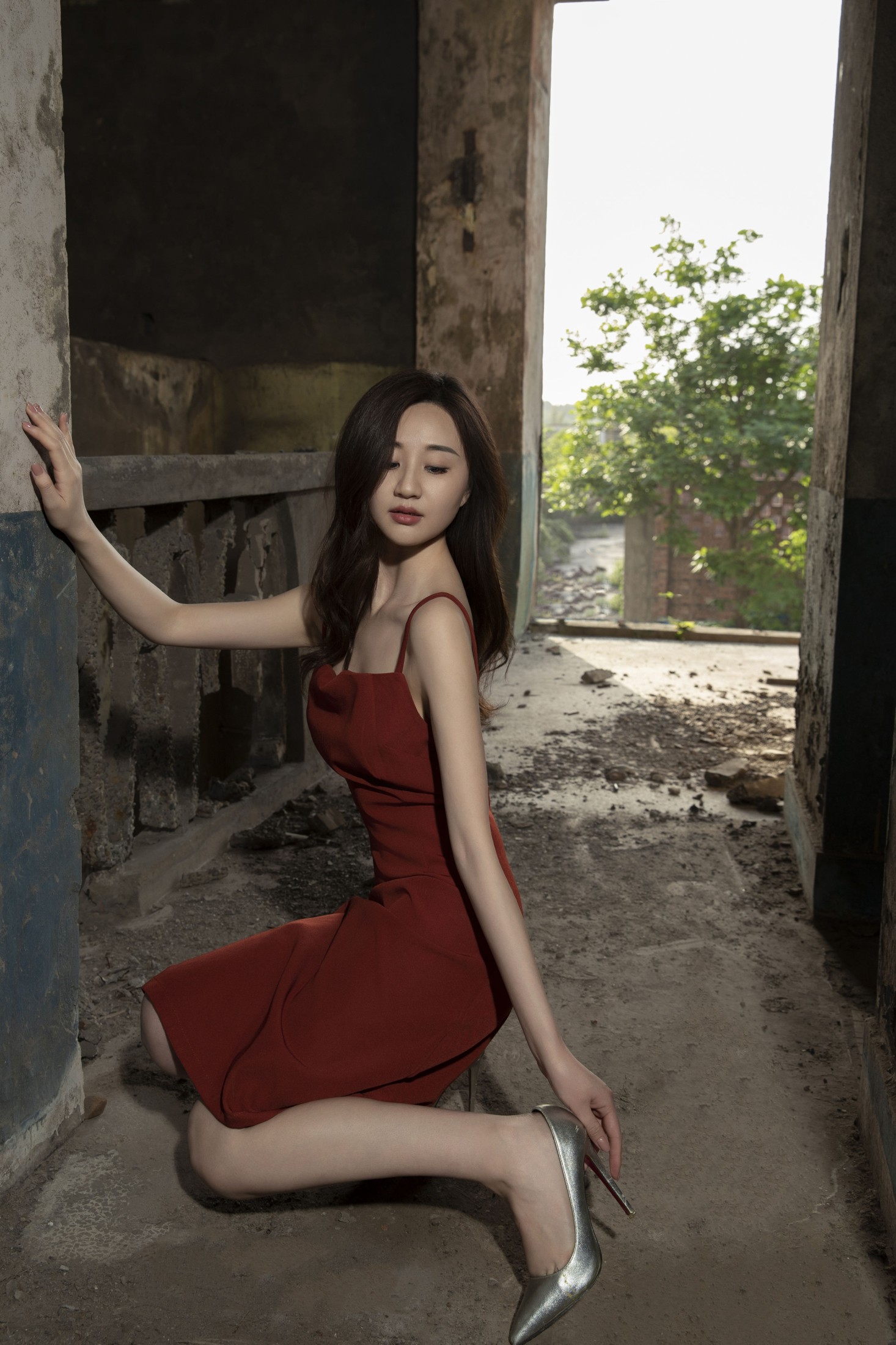 小鱼儿 – 《RED WALLS》[33P]