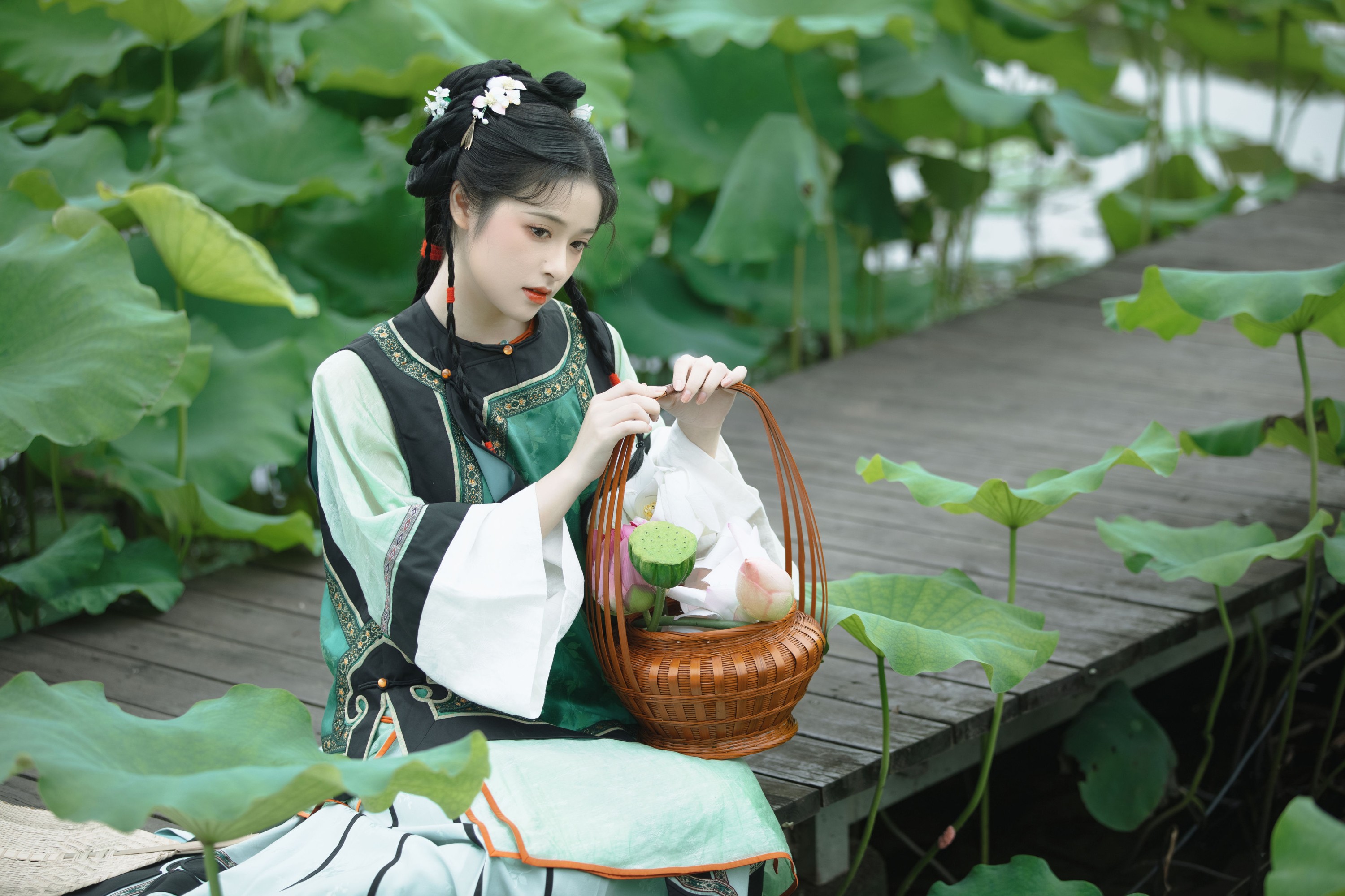 恬恬圈圈 – 《菡萏香》[46P]