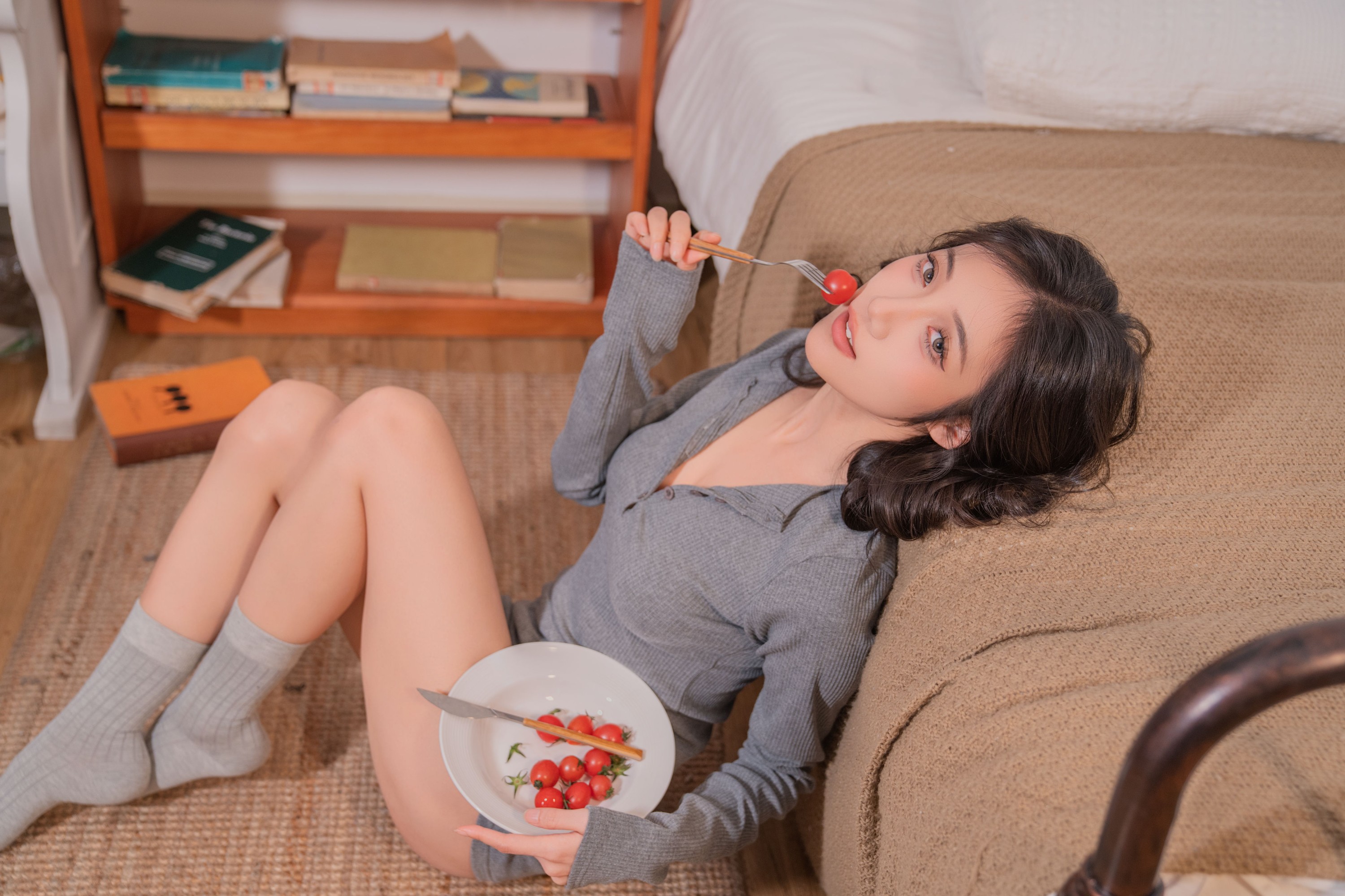 o1ne万 – 《灰裙佳人》[26P]