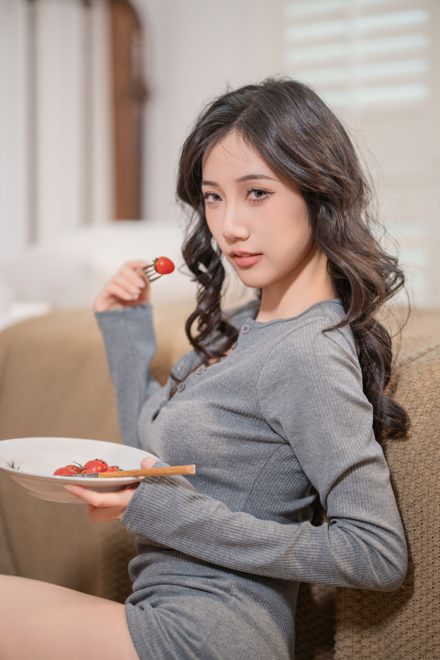 o1ne万 – 《灰裙佳人》[26P]