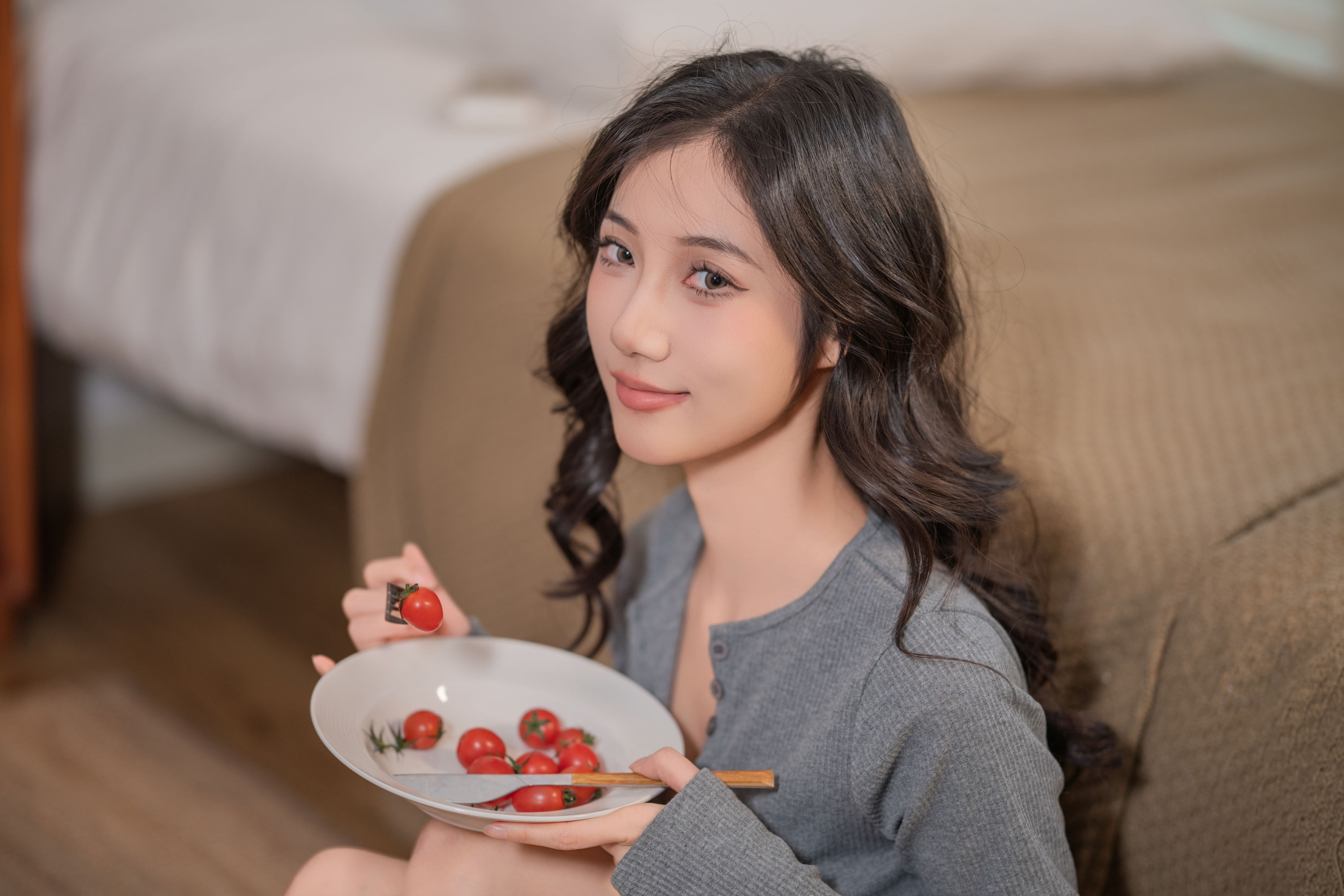 o1ne万 – 《灰裙佳人》[26P]