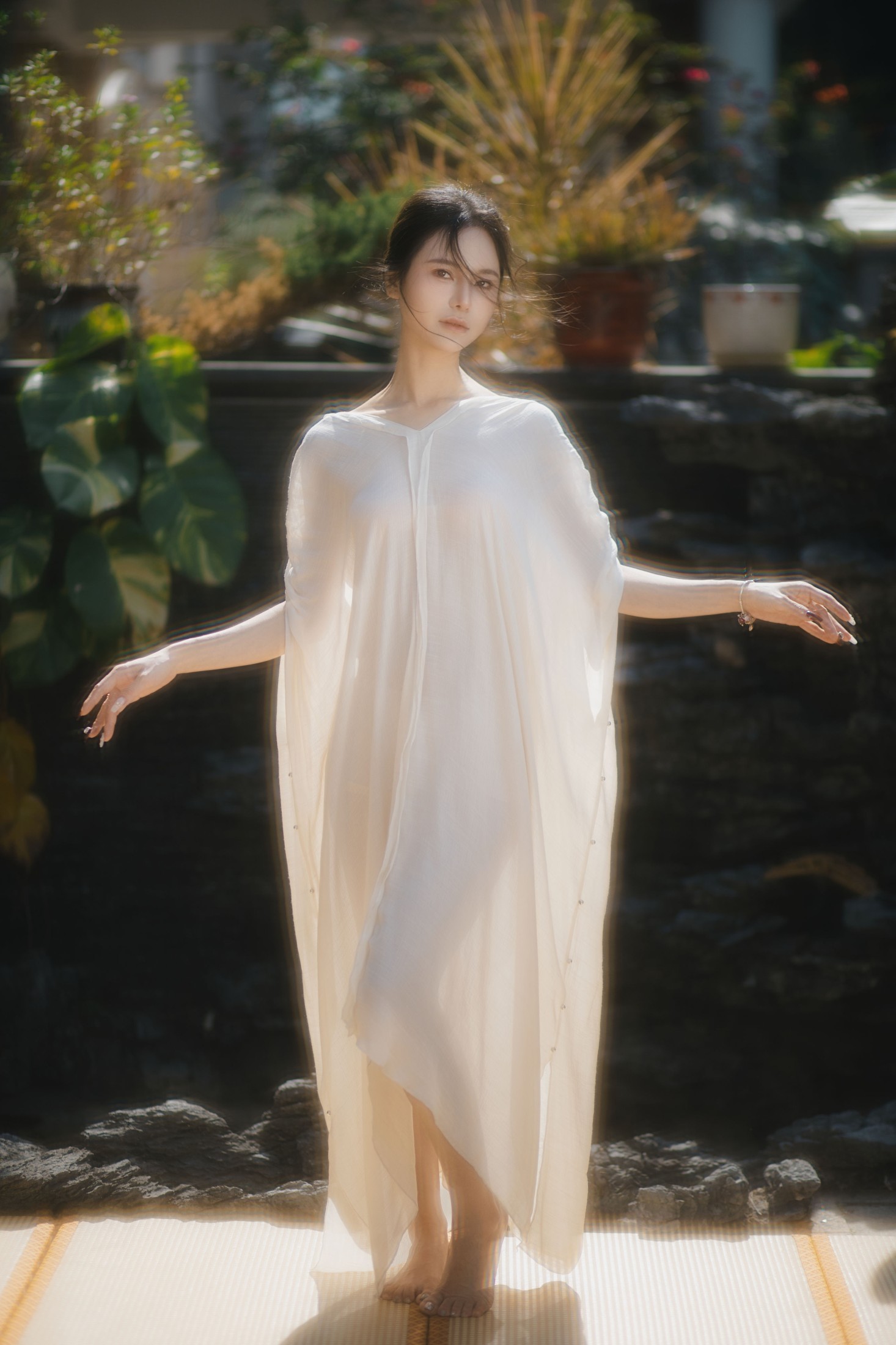 莎莎 – 《池塘边兮兮的少女》[13P]