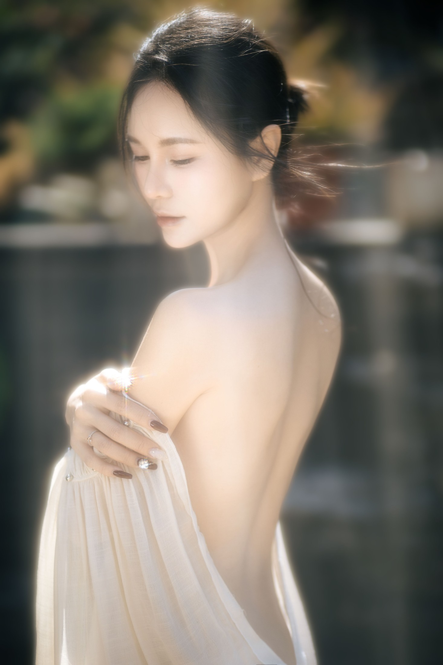 莎莎 – 《池塘边兮兮的少女》[13P]