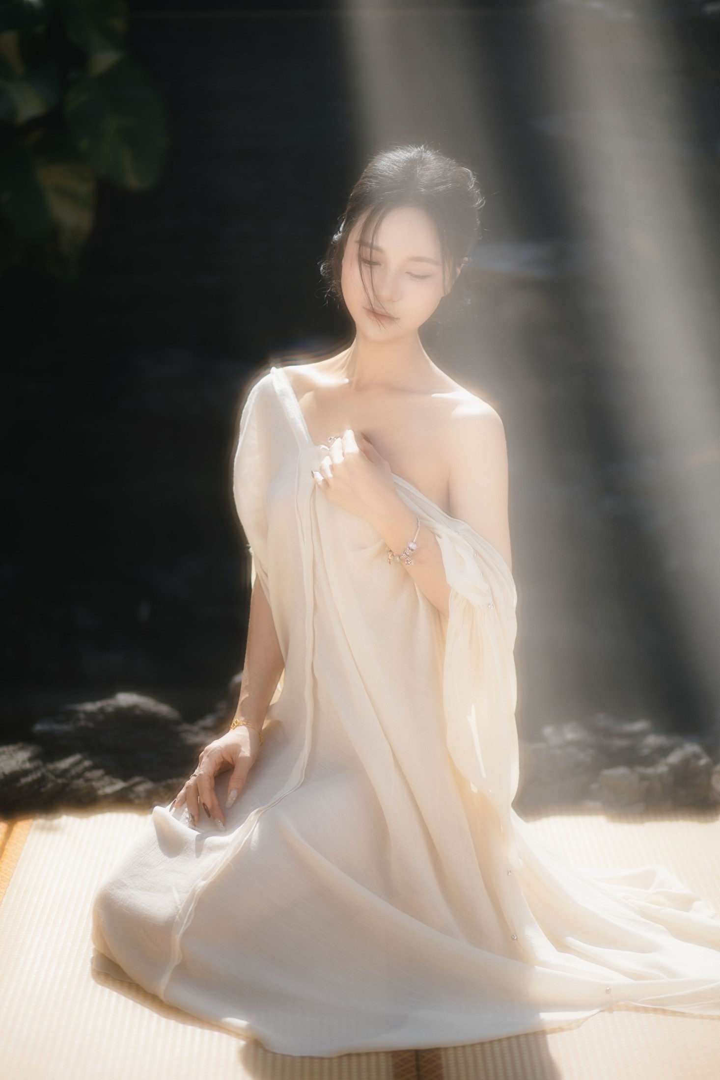 池塘边兮兮的少女