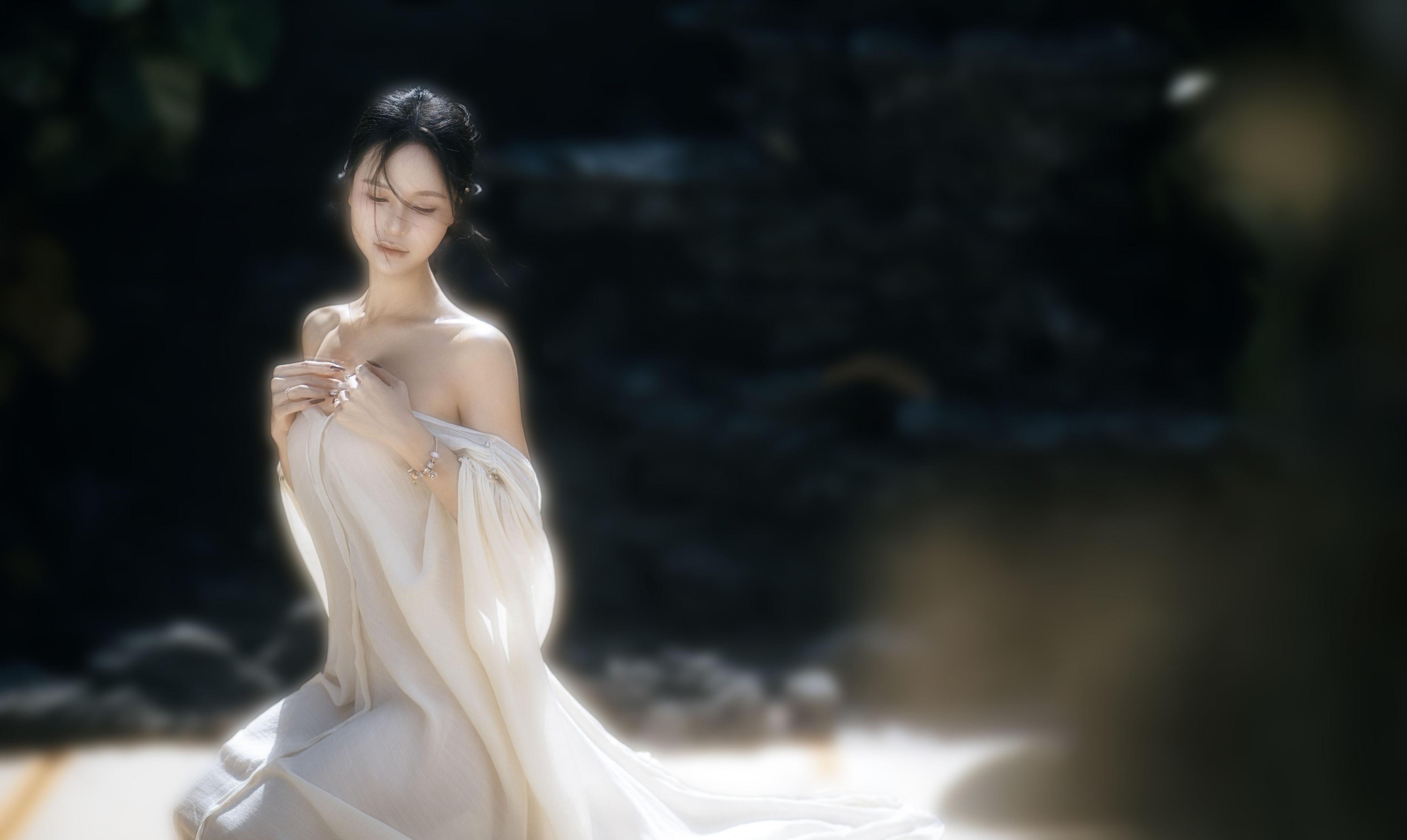 莎莎 – 《池塘边兮兮的少女》[13P]