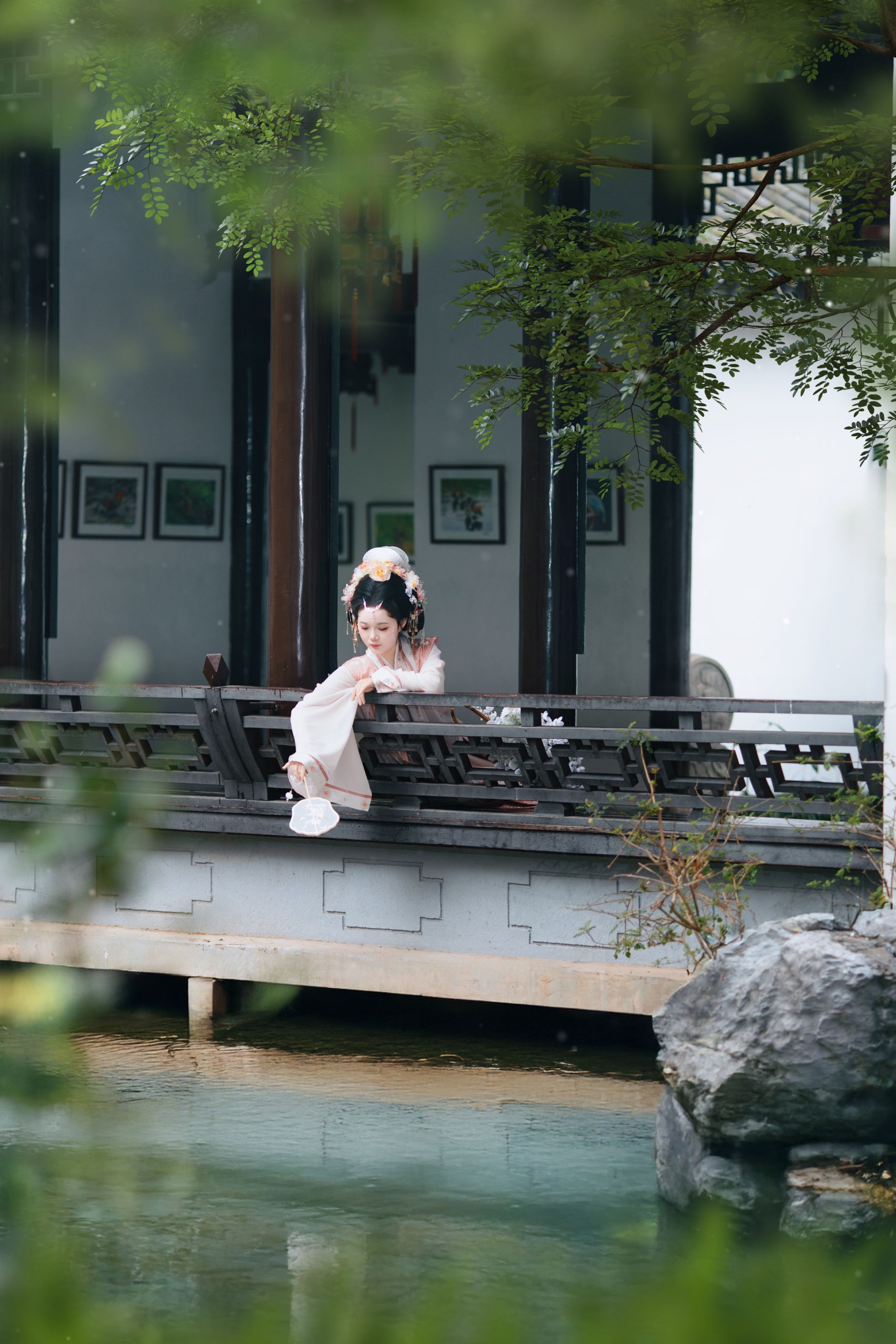 焦糖马奇朵 – 《珠光点染三白妆，墨云深处见芳华》[15P]