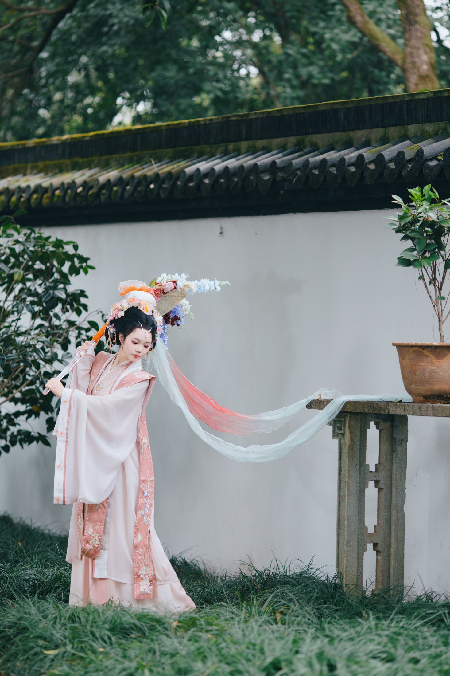 珠光点染三白妆,墨云深处见芳华