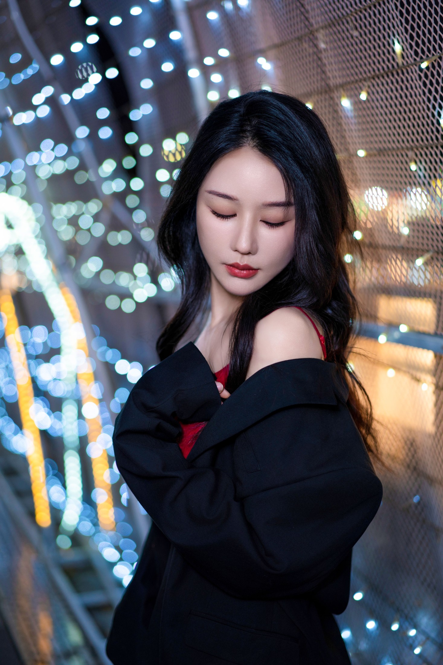 千灯湖夜未央:红裙女神的光影诗篇