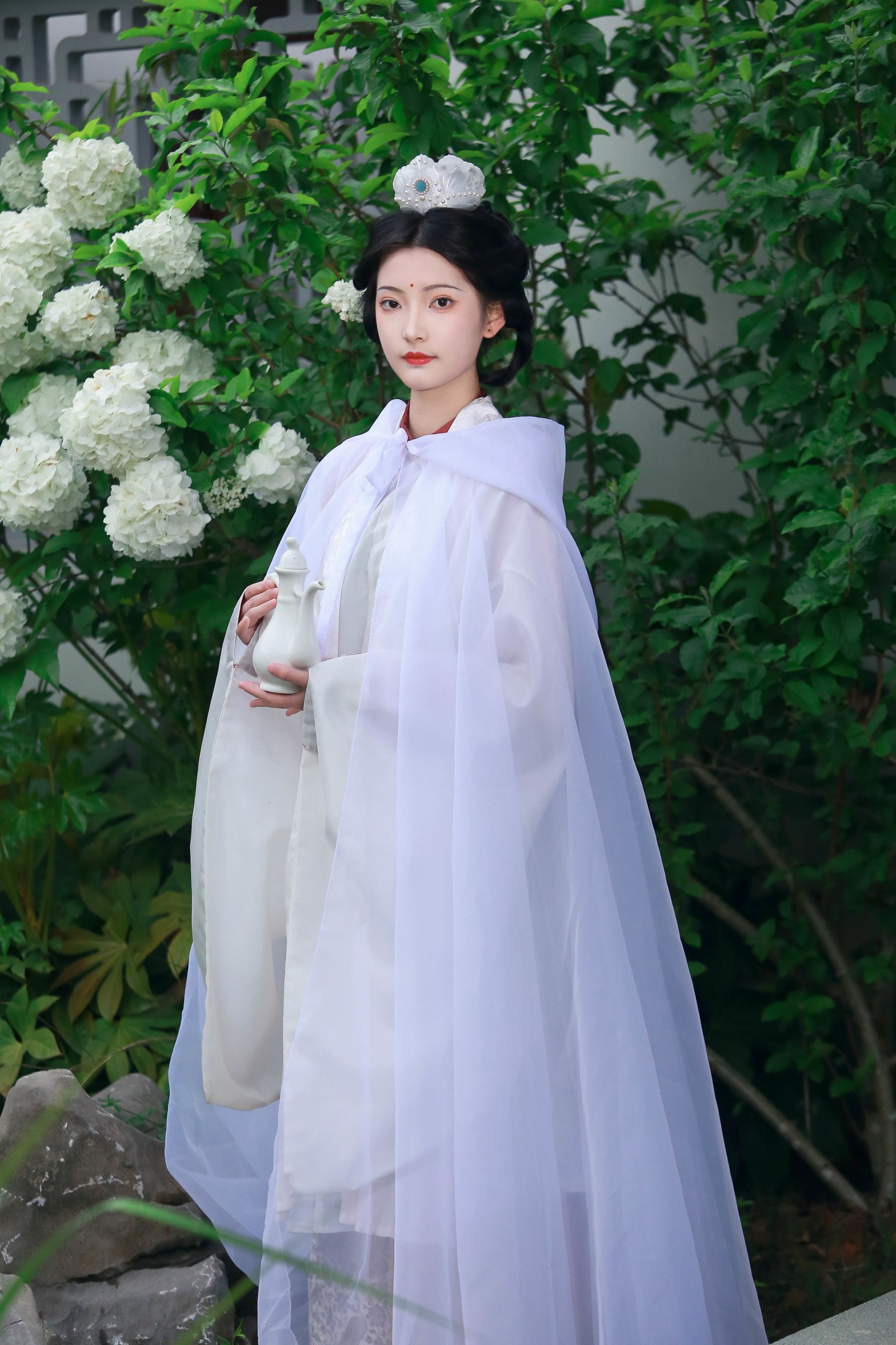 木绣球下的神女