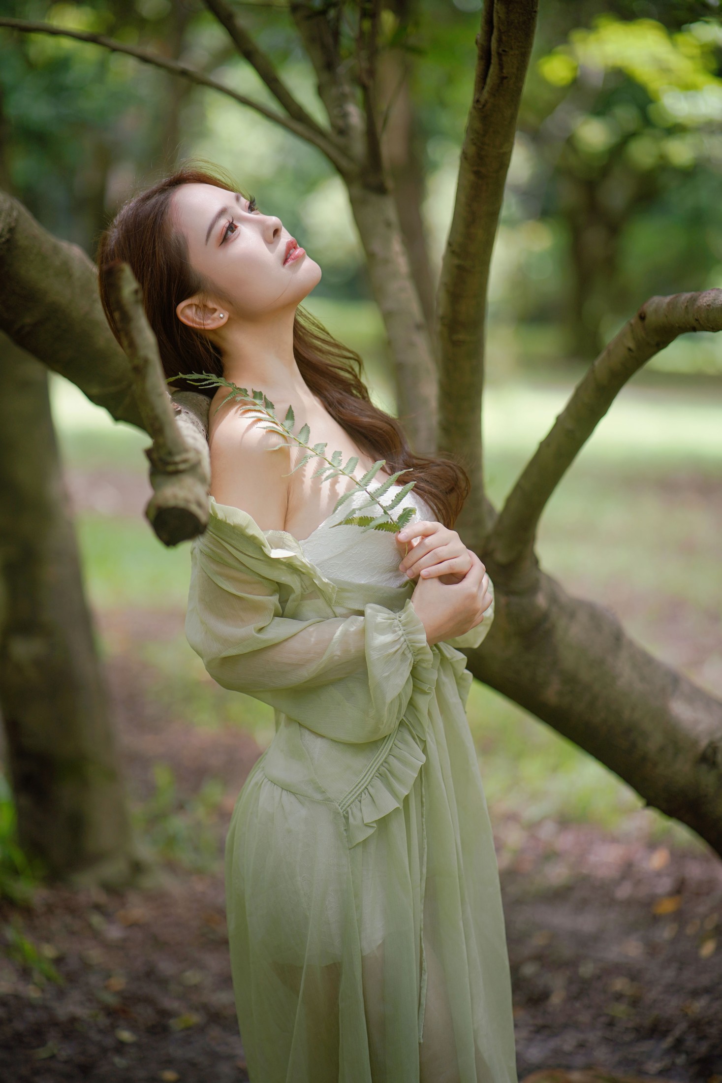 森林童话:绿裙少女与光共舞
