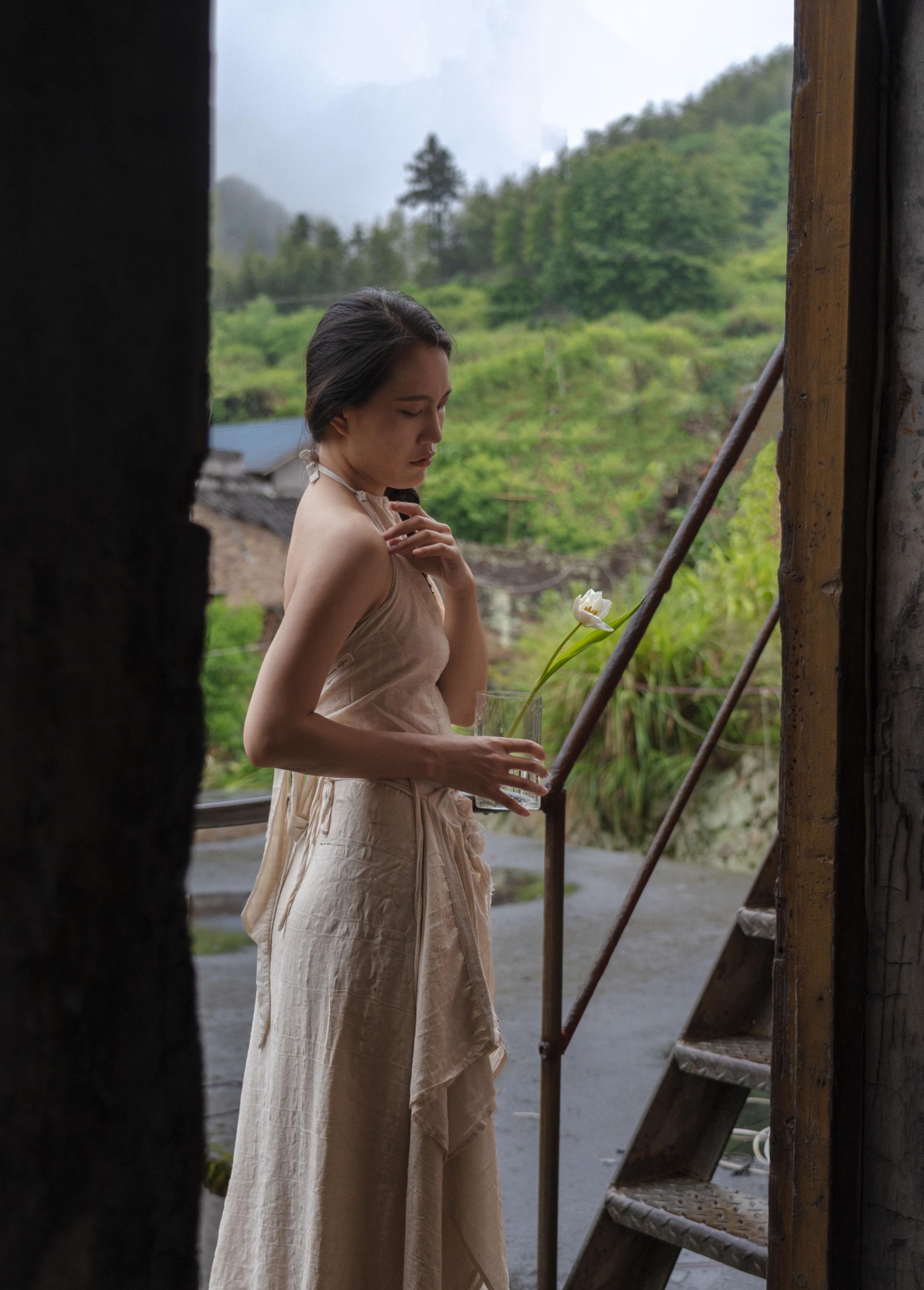 雨琦 – 《我扎根于地，但枝叶随风》[16P]