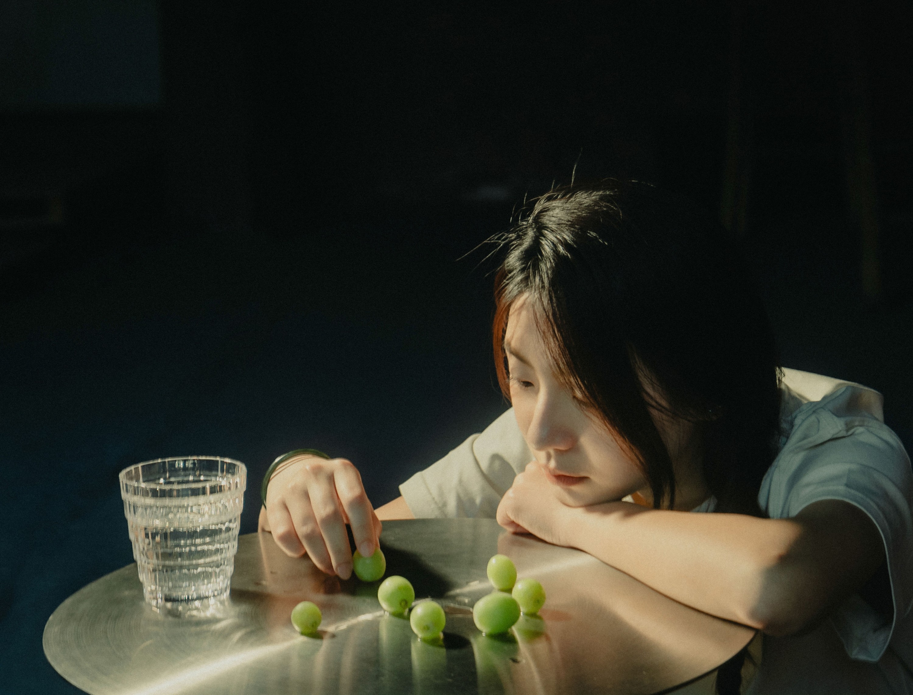 情绪隐藏着光影中