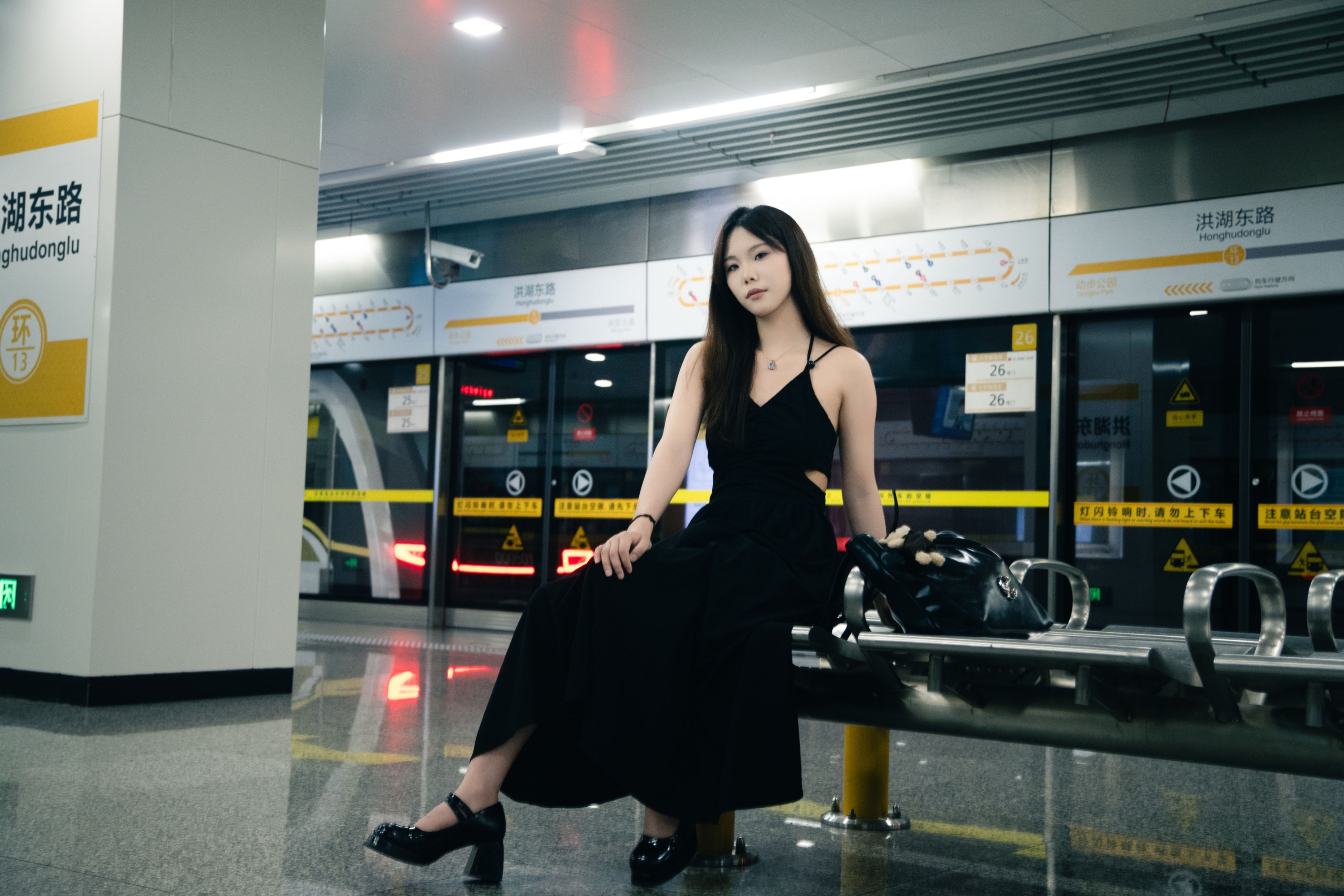苏打饼干 – 《地铁站暗调》[17P]