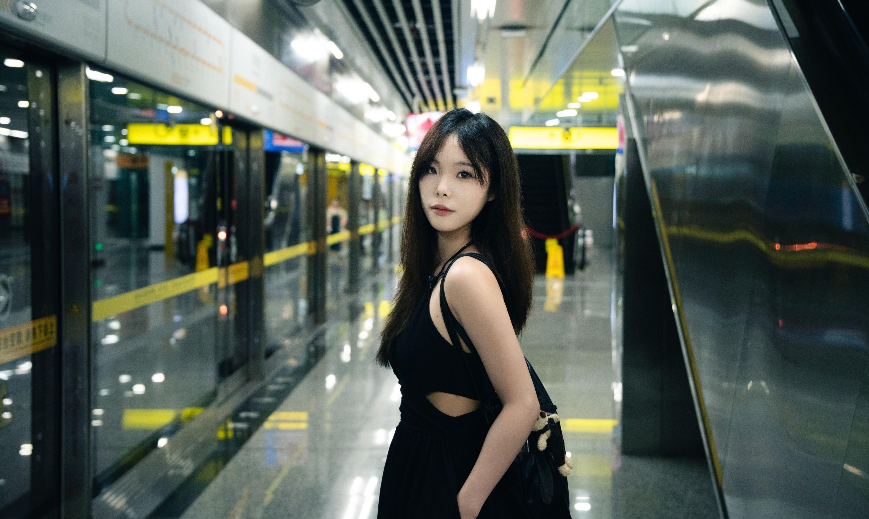 苏打饼干 – 《地铁站暗调》[17P]