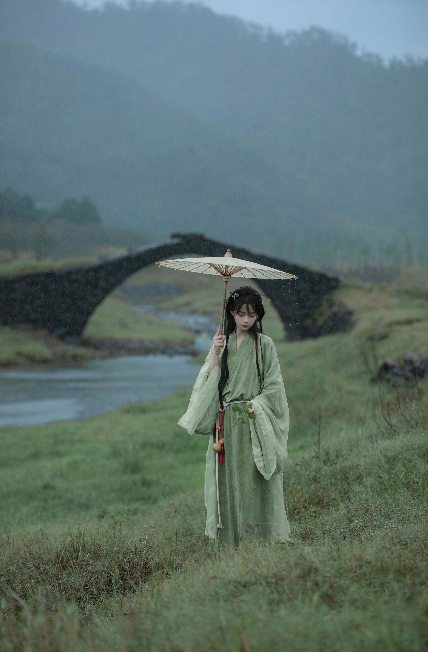 悠悠远山暮 ，独向白云归。