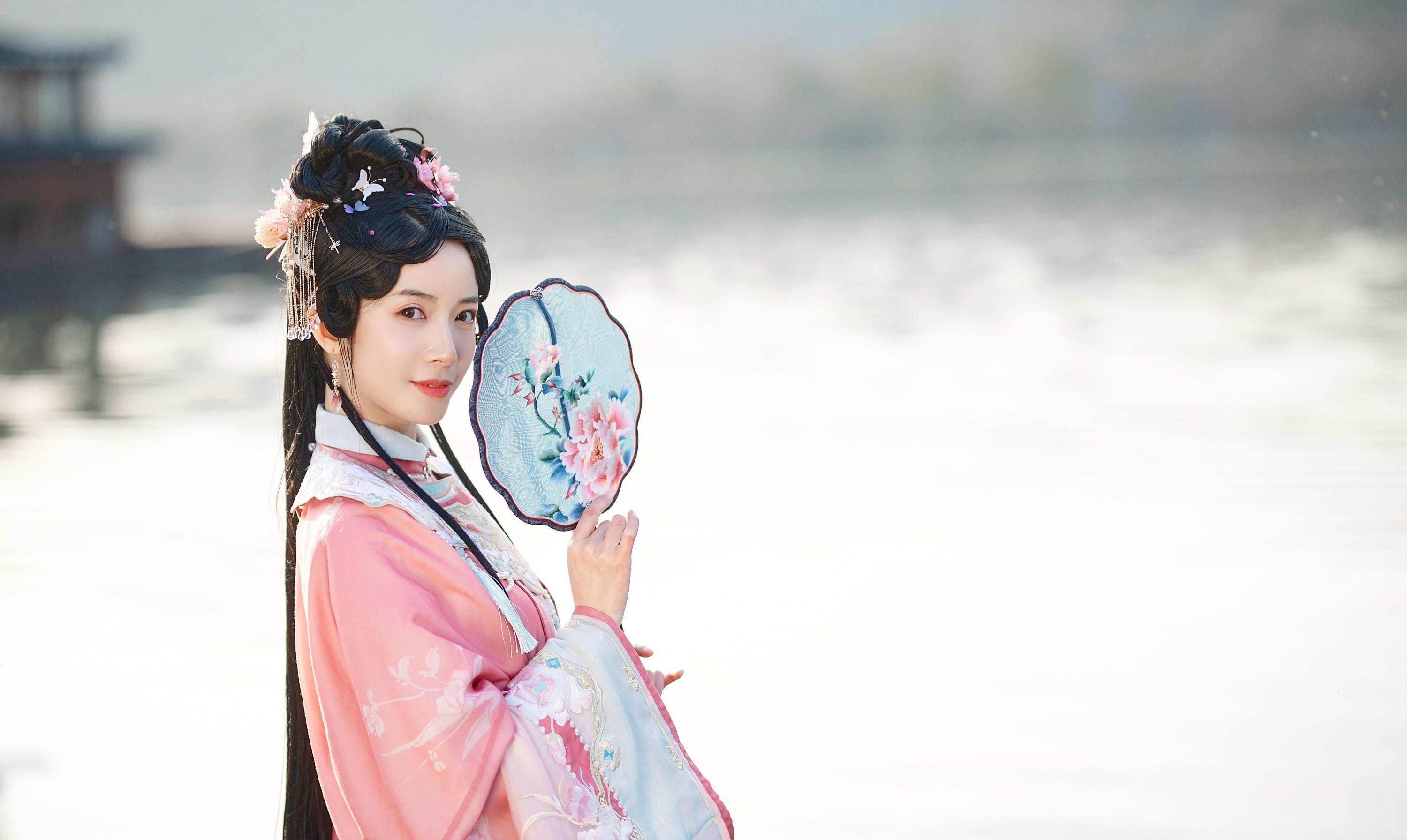 试问春留几日?