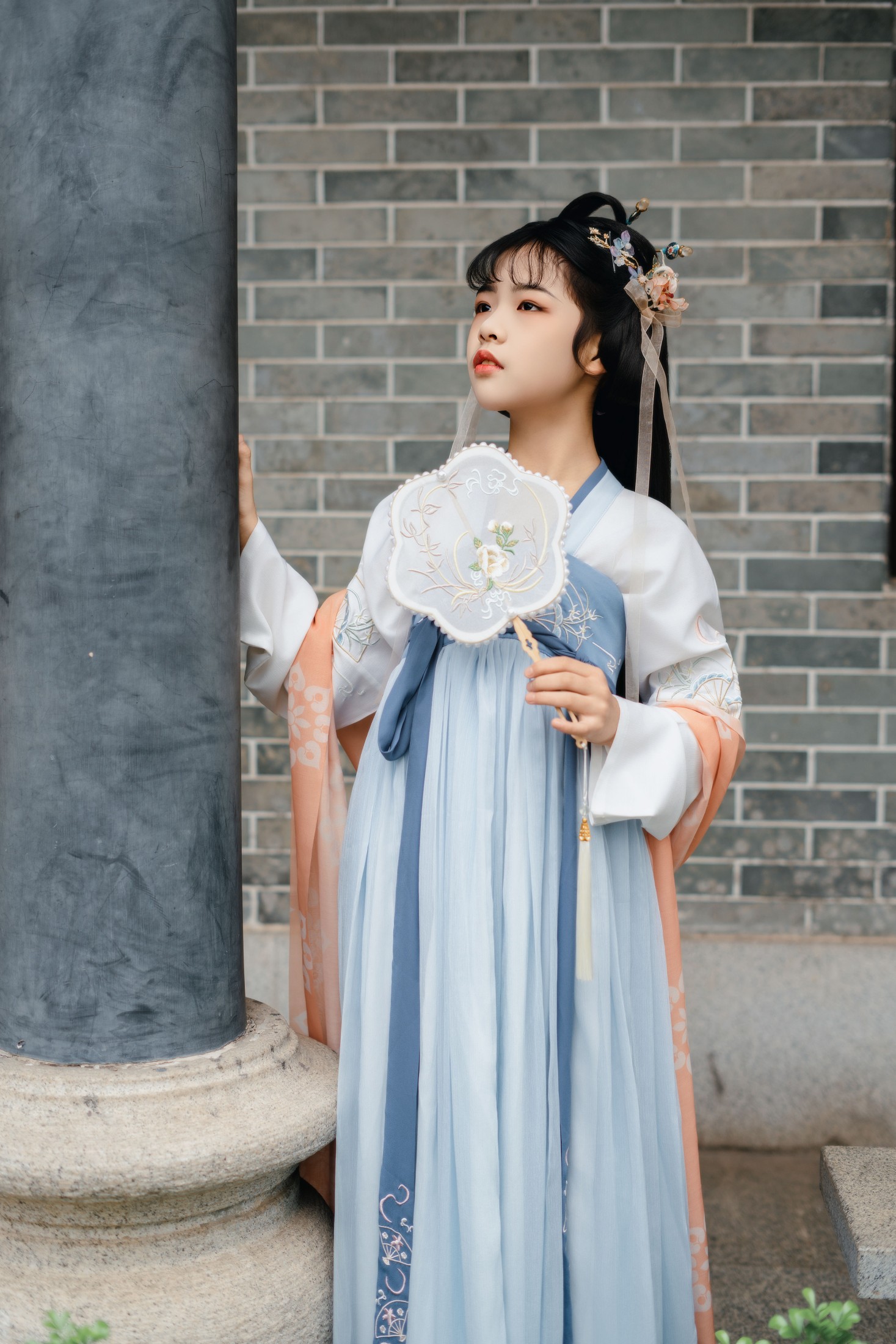穿汉服的小女孩