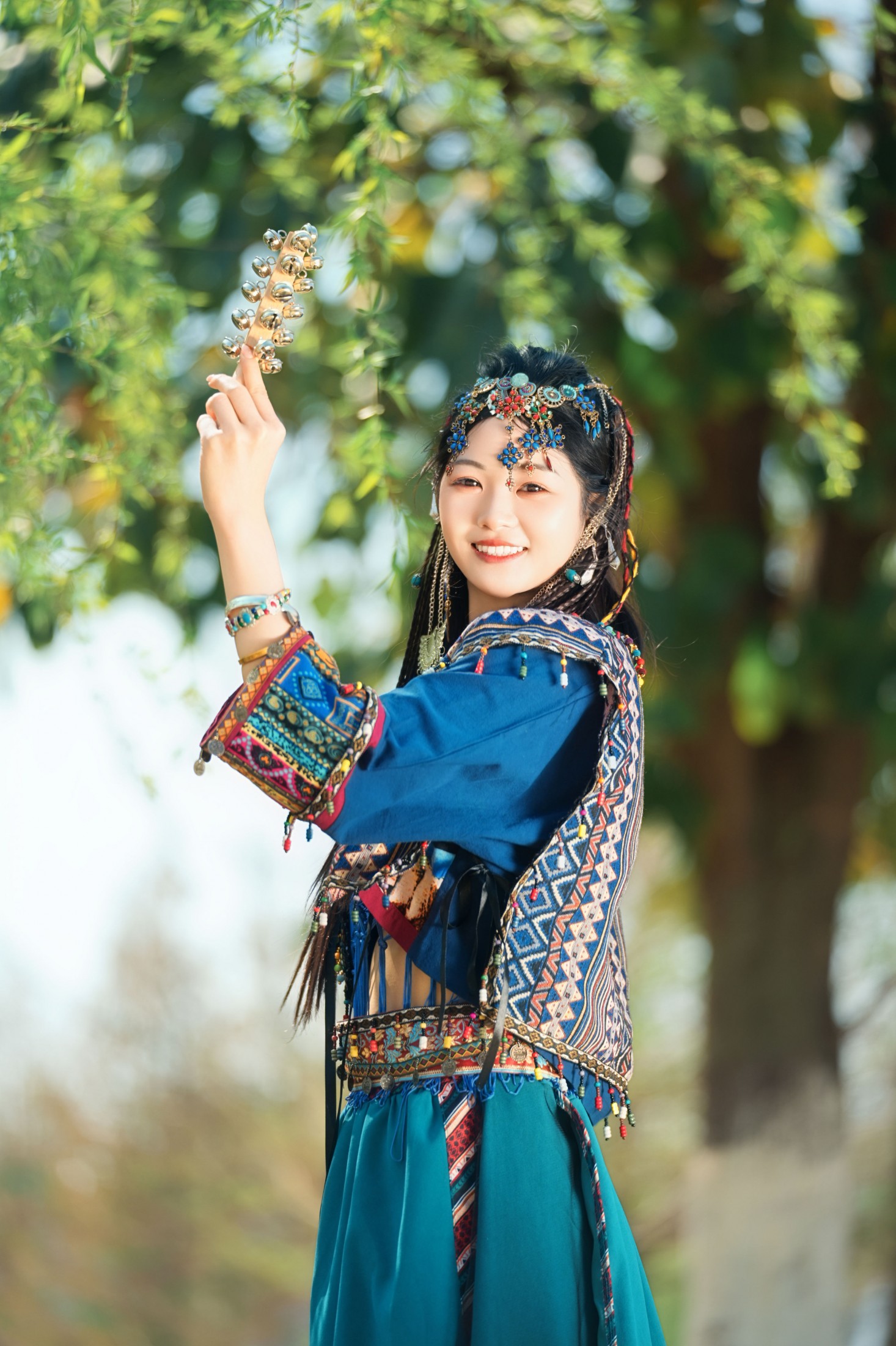 苗疆少女 森林中发光