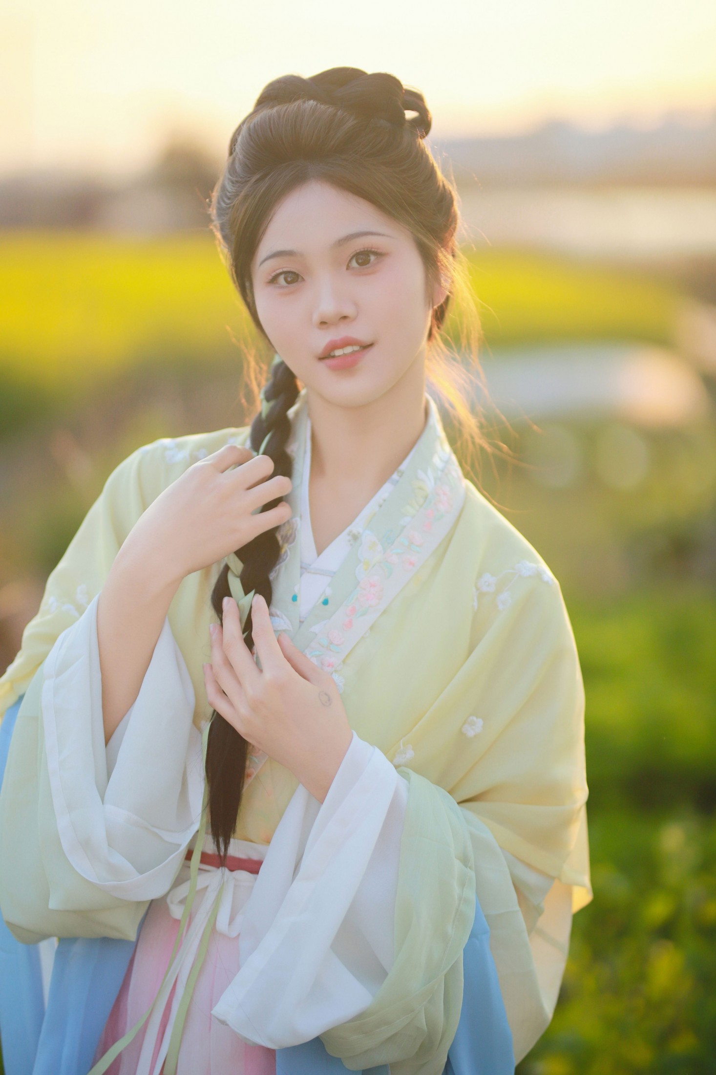 油菜花与少女