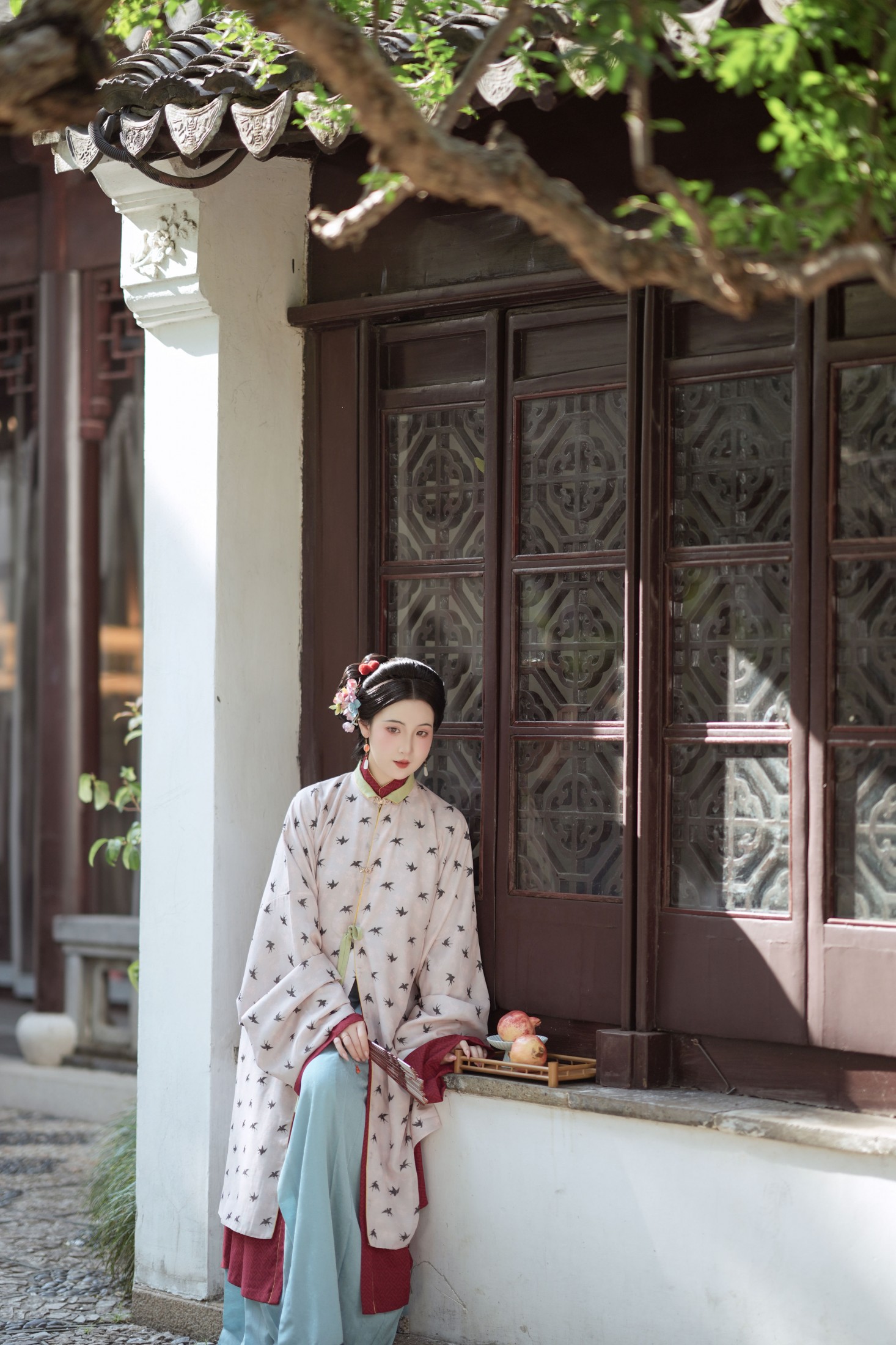 榴花开欲然