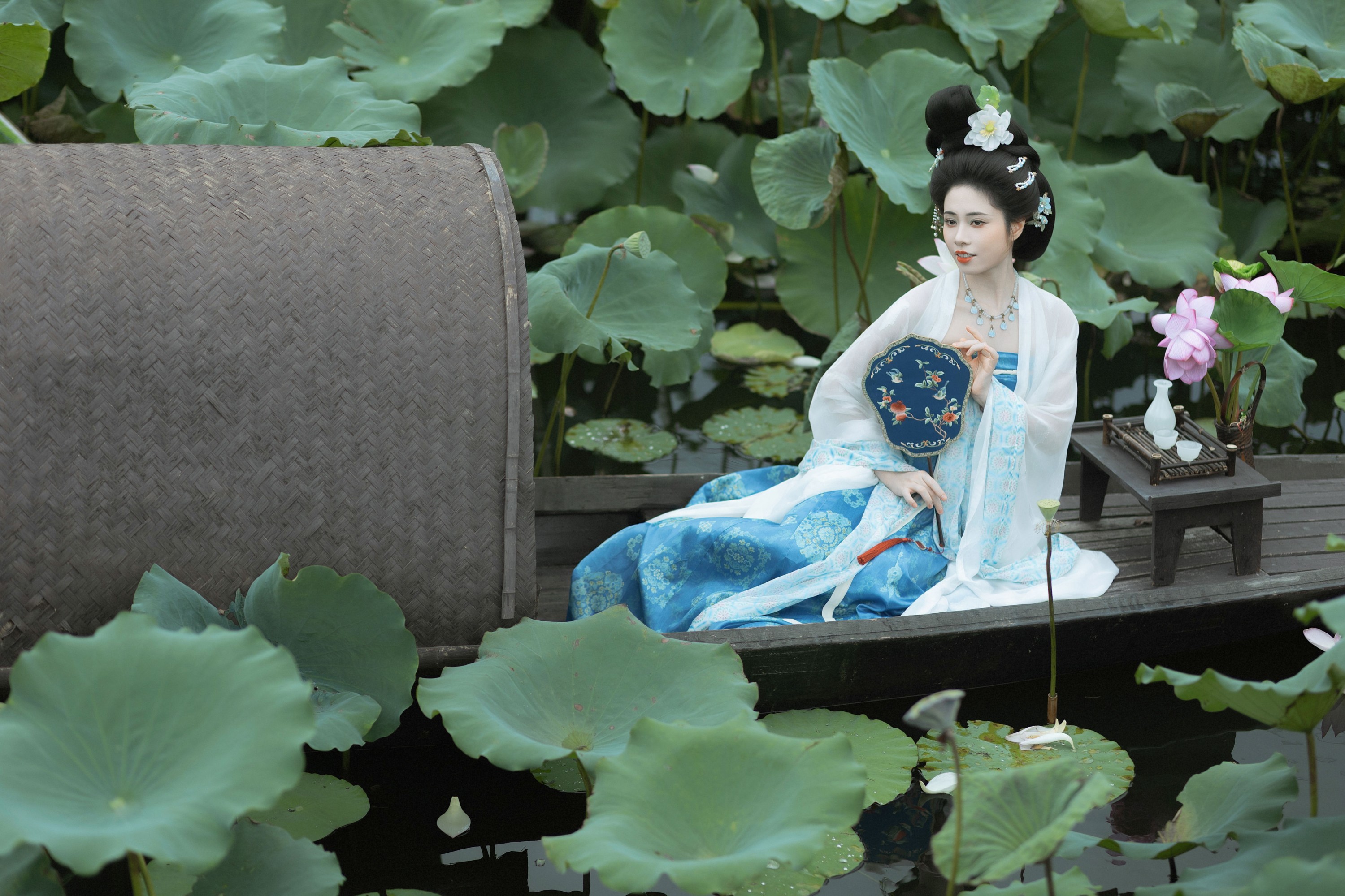 猫酱 – 《荷间独酌》[44P]