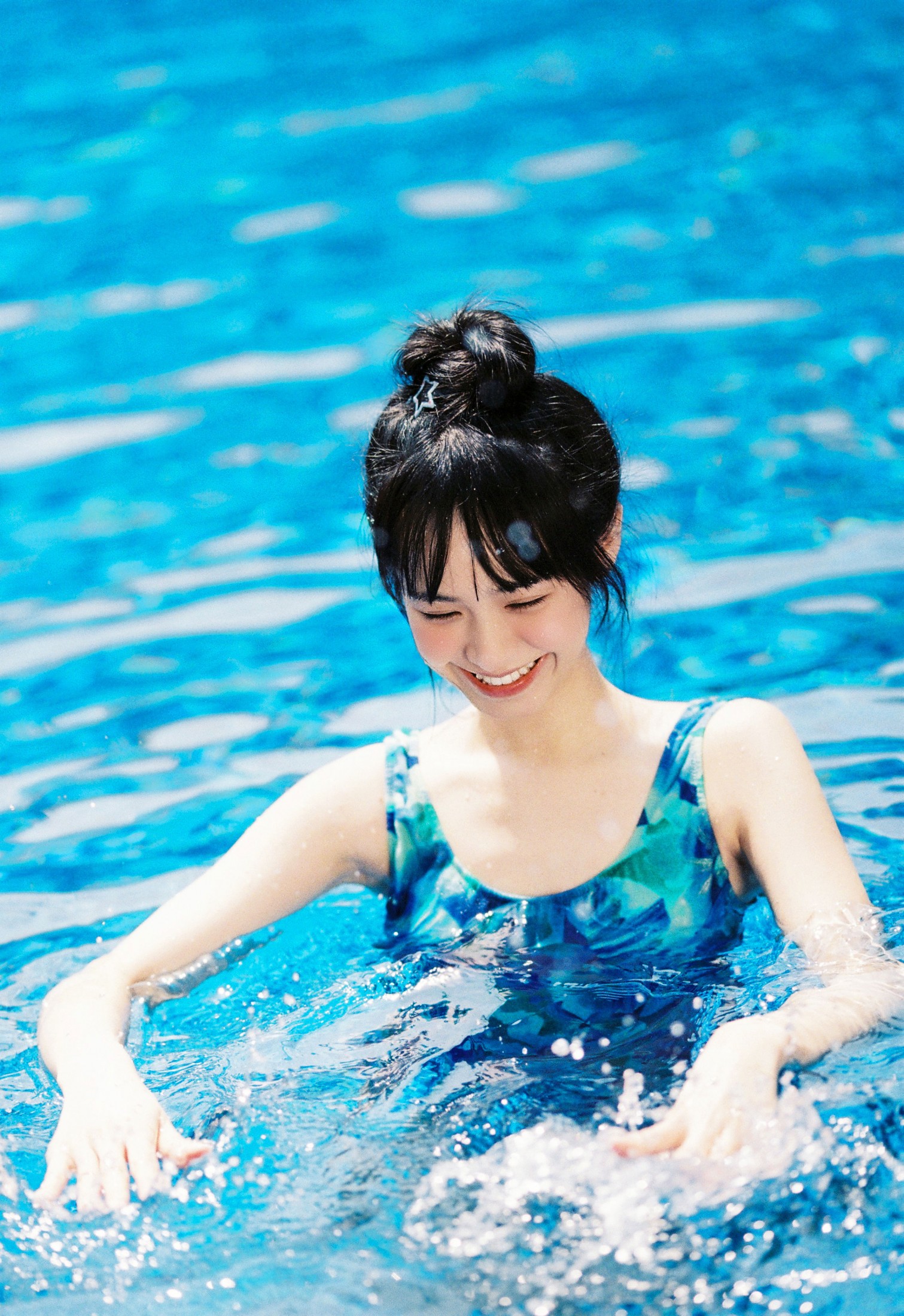 快乐苏苏 – 《夏日泳池》[15P]