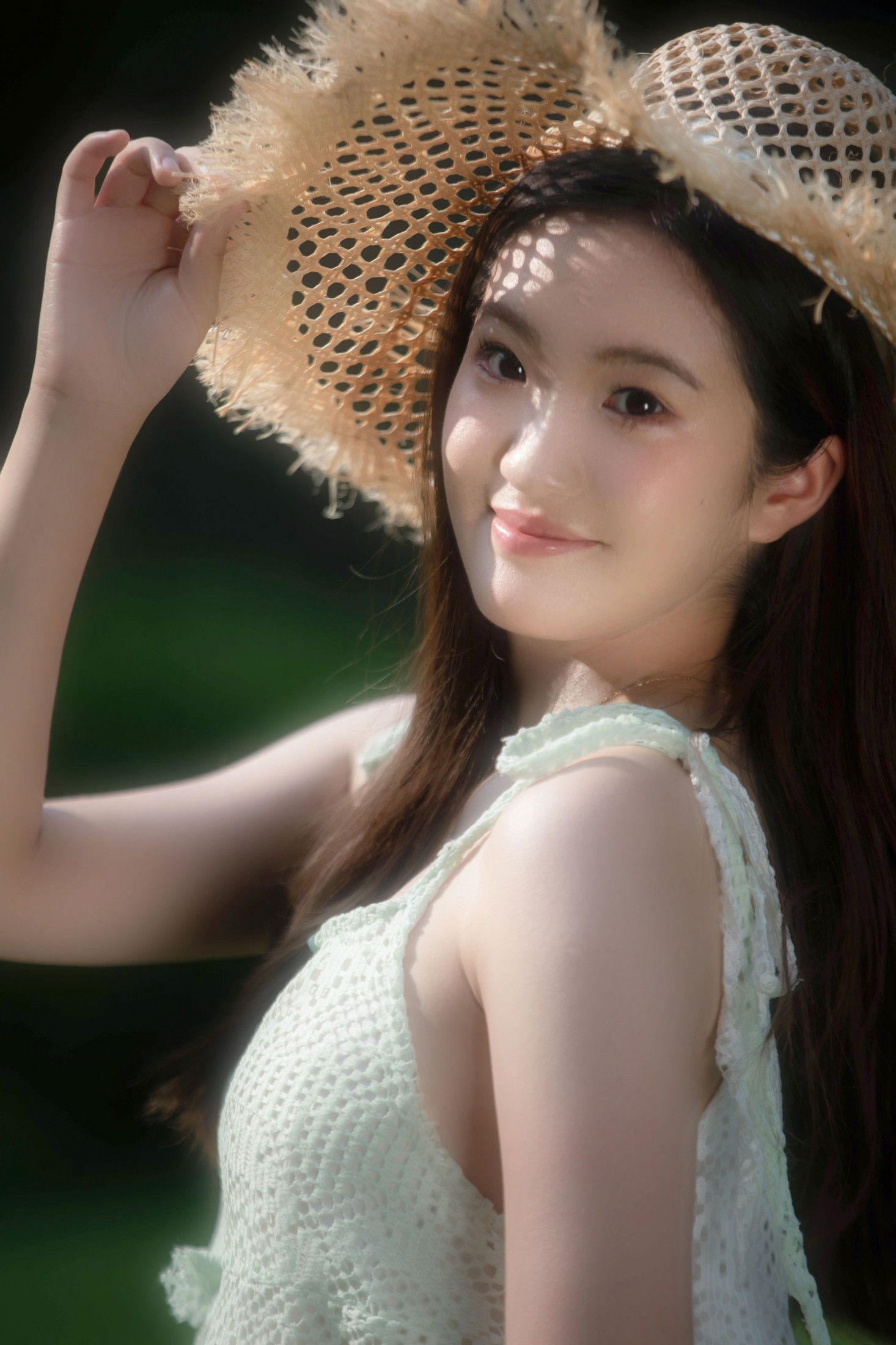 草地上的少女