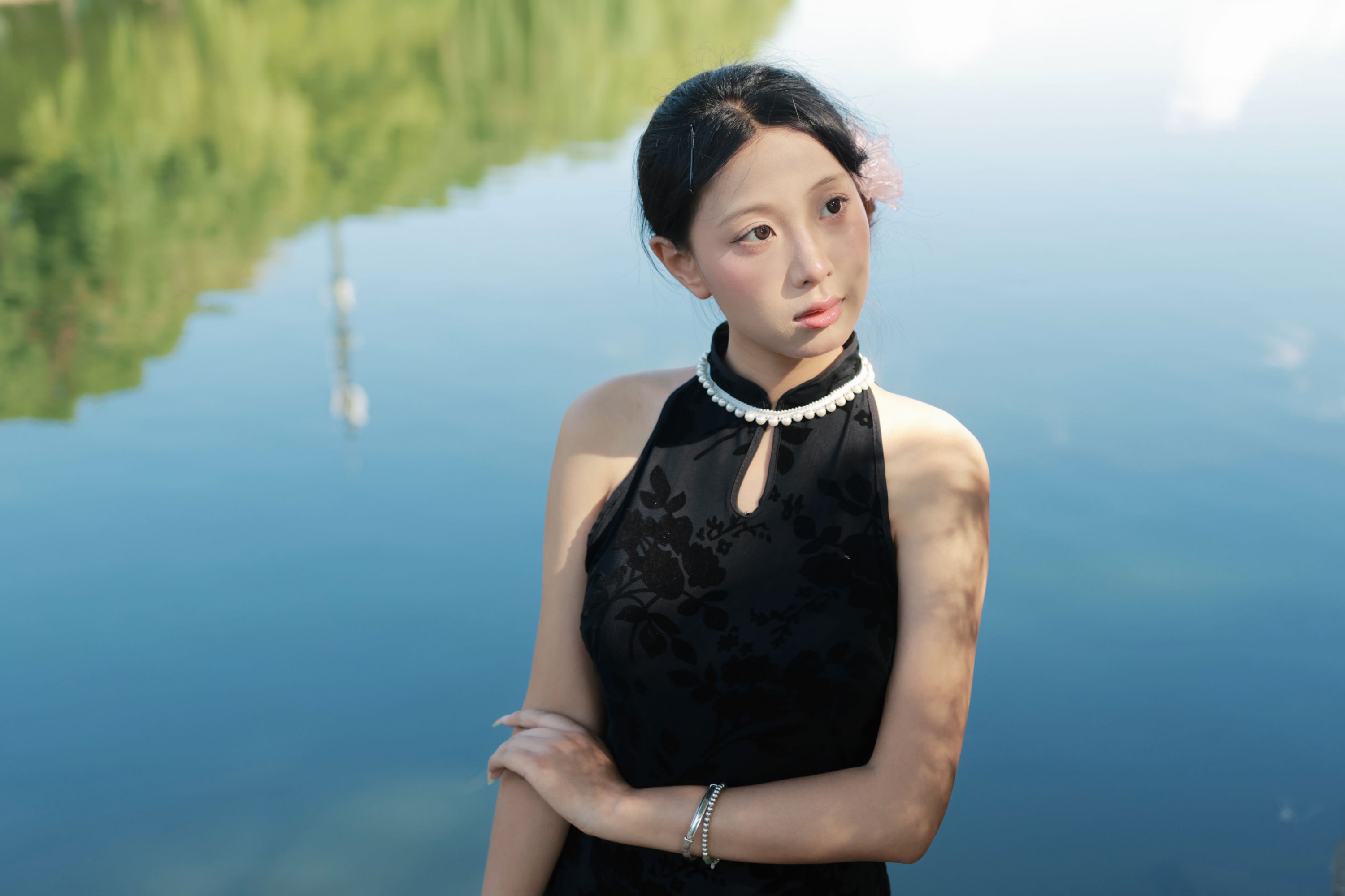 湖边旗袍