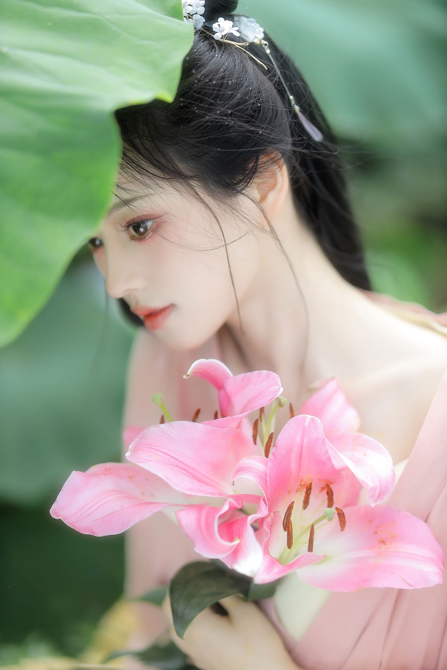 荷中花
