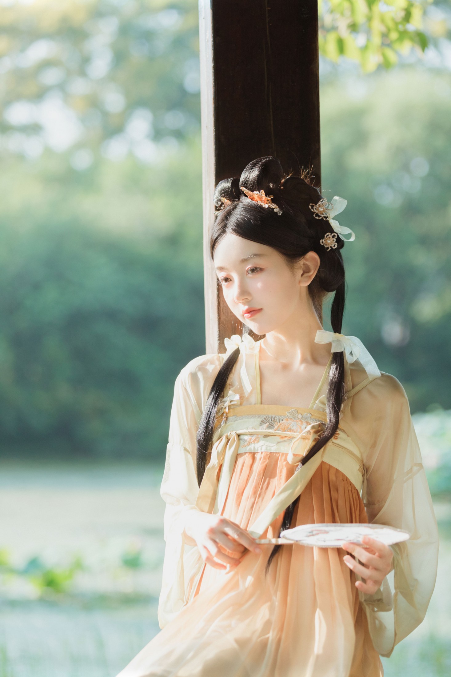云天收夏色，木叶落秋声