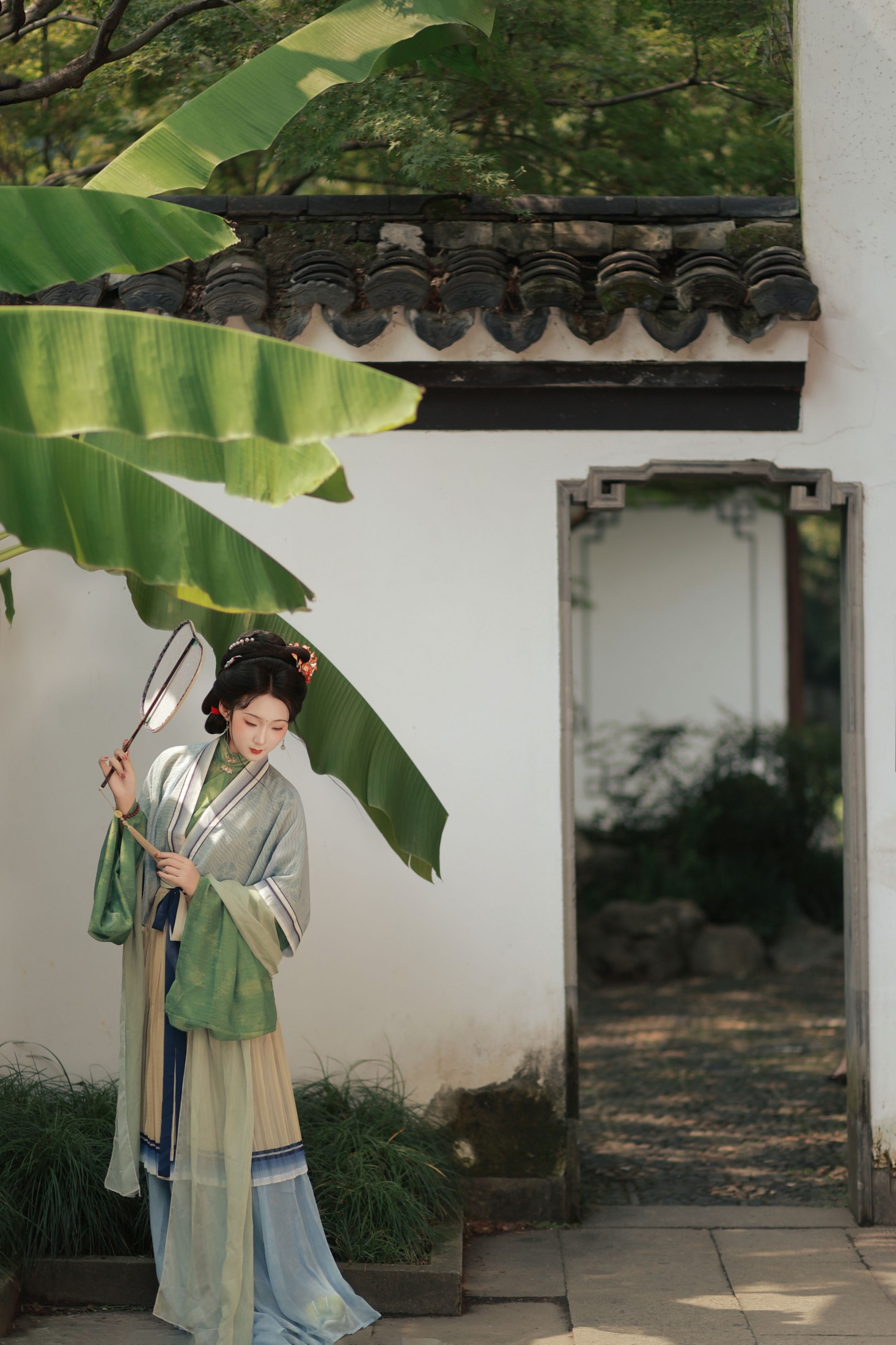 黛眉轻扫远山春，杏眼流波月作神