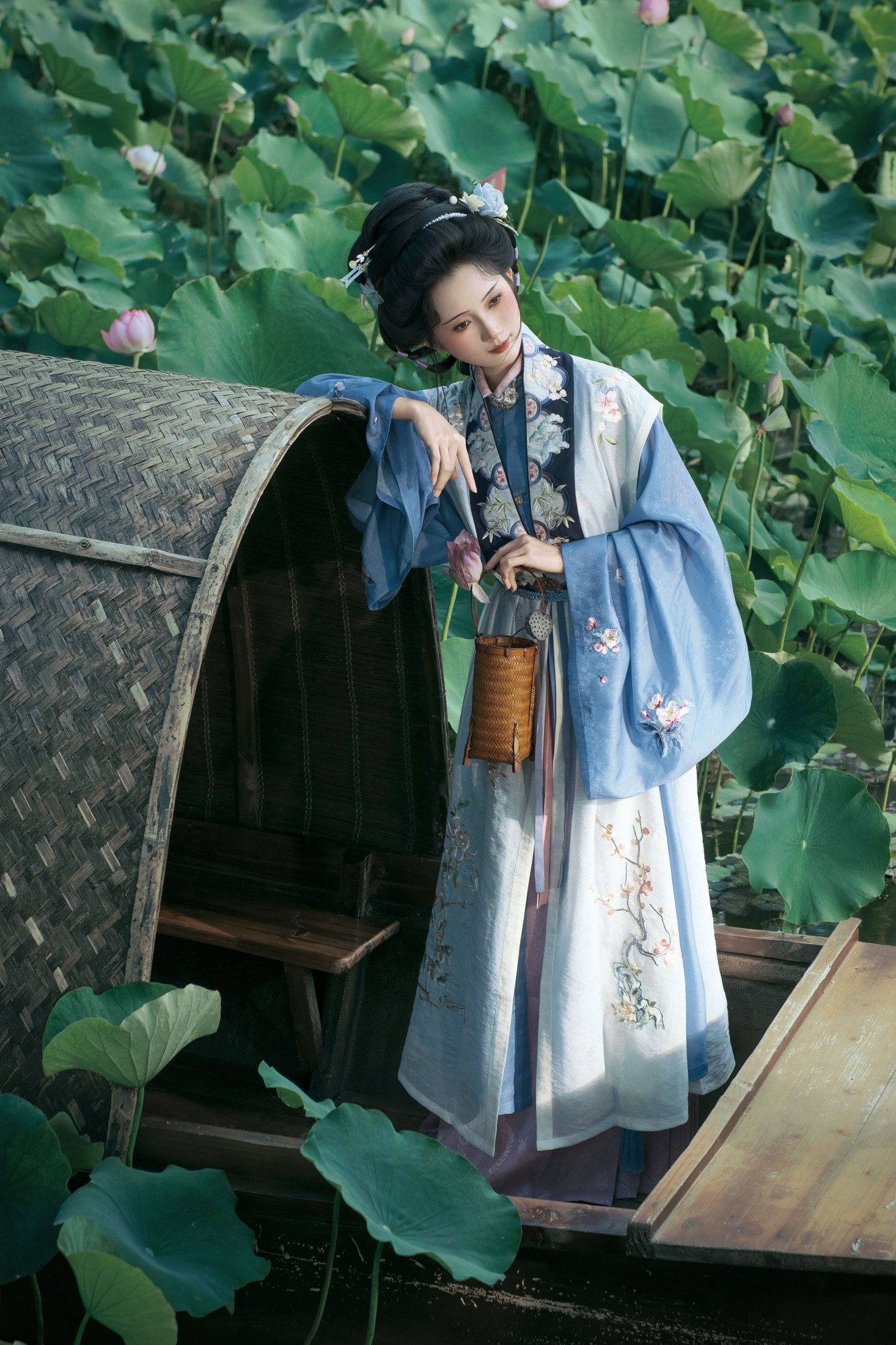 《风吻荷梢时，听见了莲的低语》[9P]