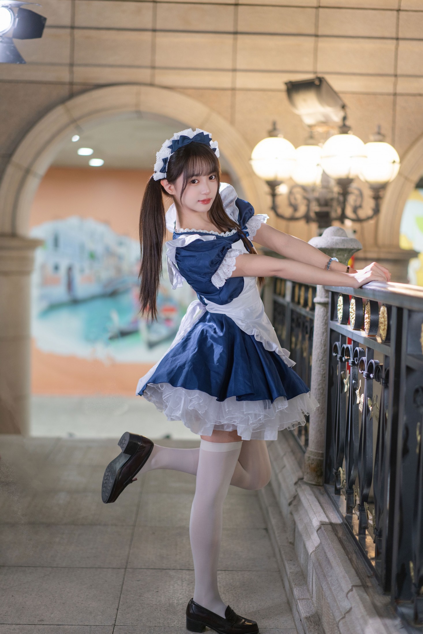 蓝白甜莓：夜廊里的元气女仆