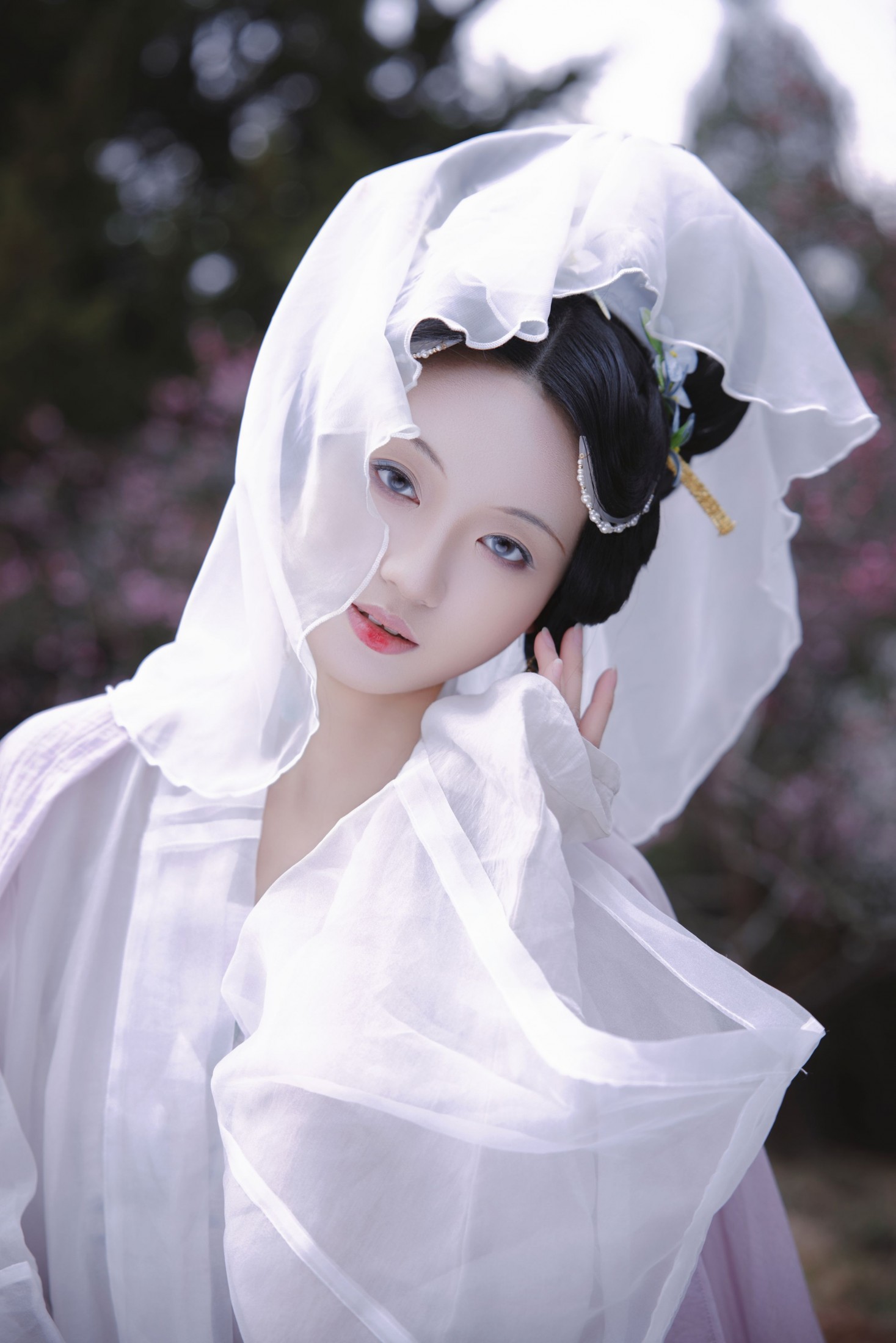 倚东风，一笑嫣然