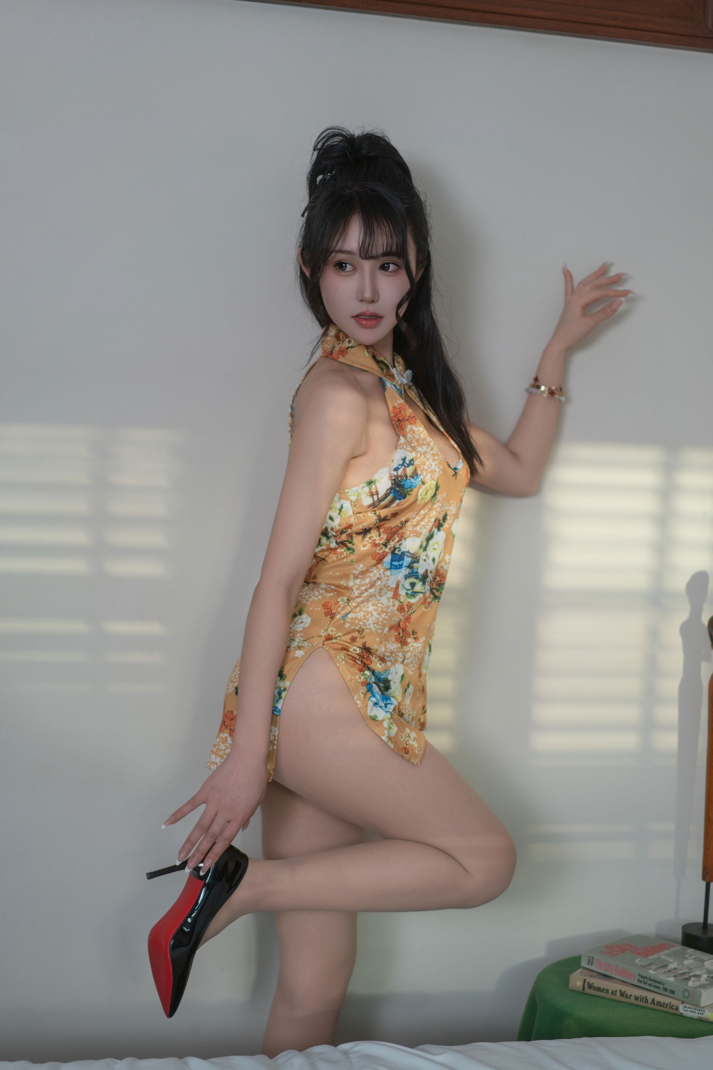 橘韵旗袍的俏影