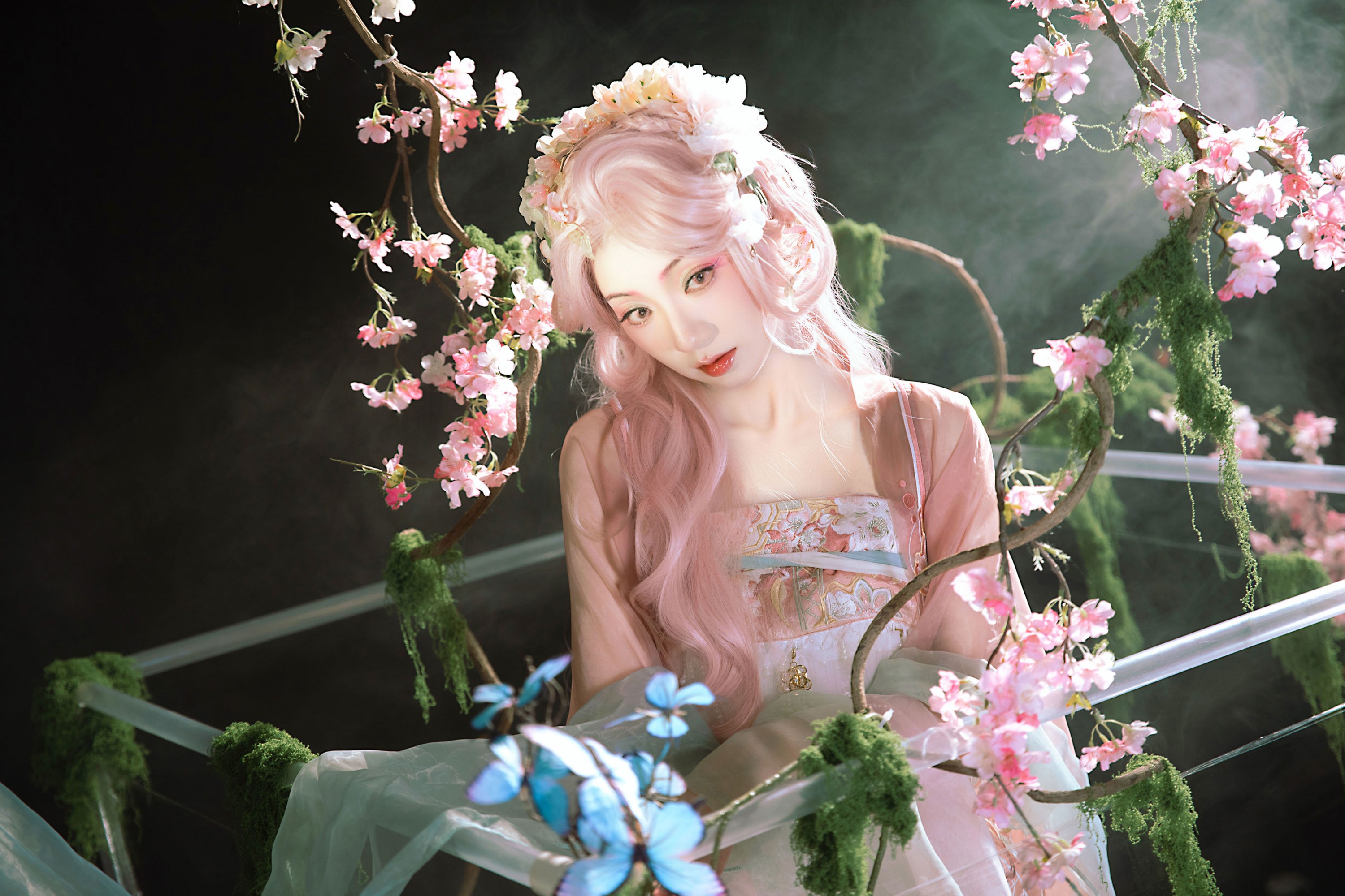 花房里的花成精了