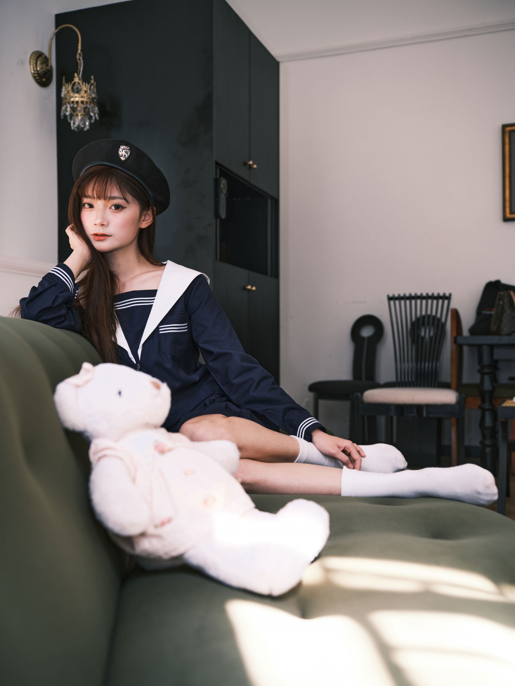水手服少女与小熊娃娃的午后