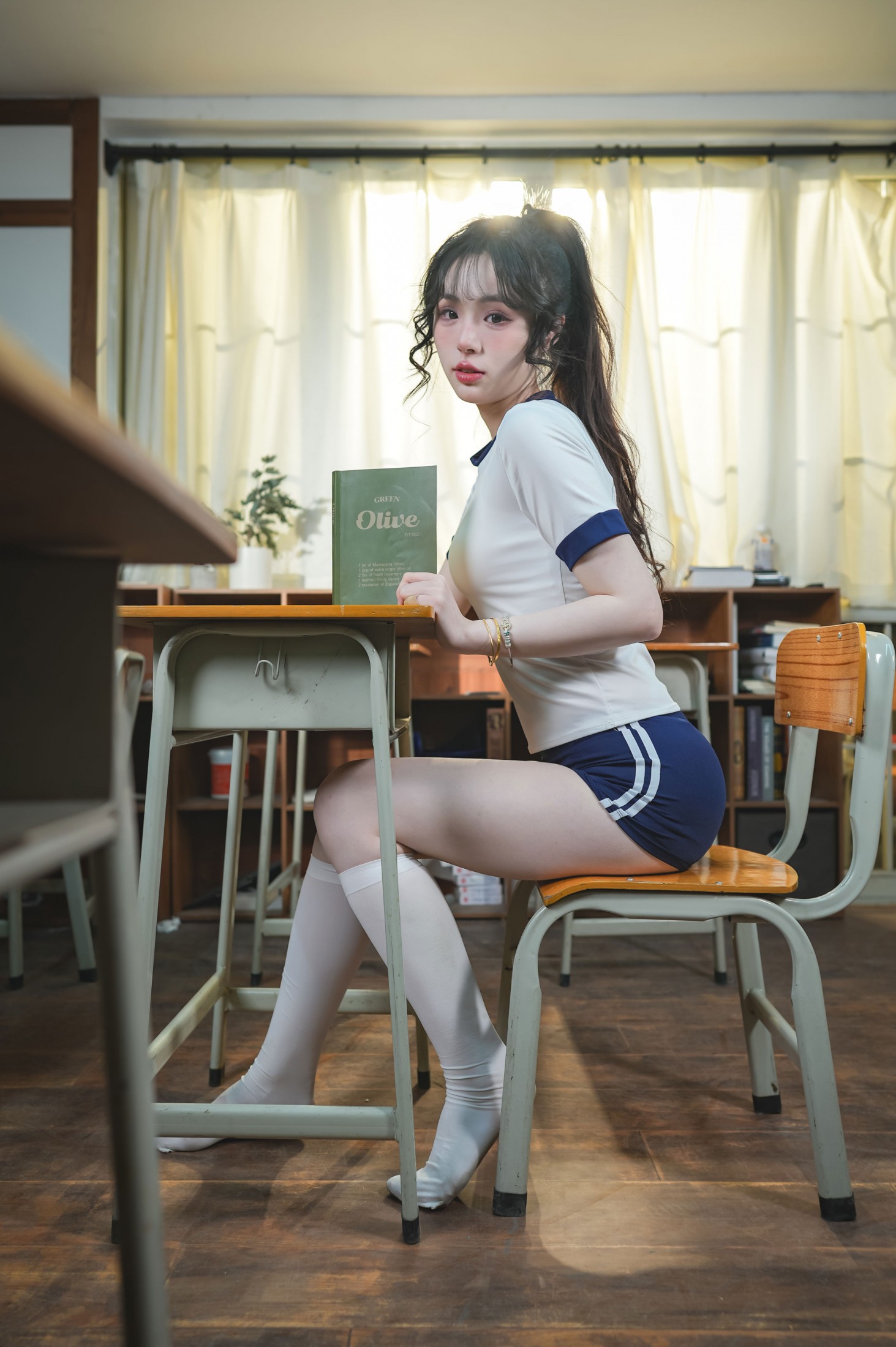 是糖醋小排骨呀 - 《青春不散场，教室里的体操服少女》[11P]