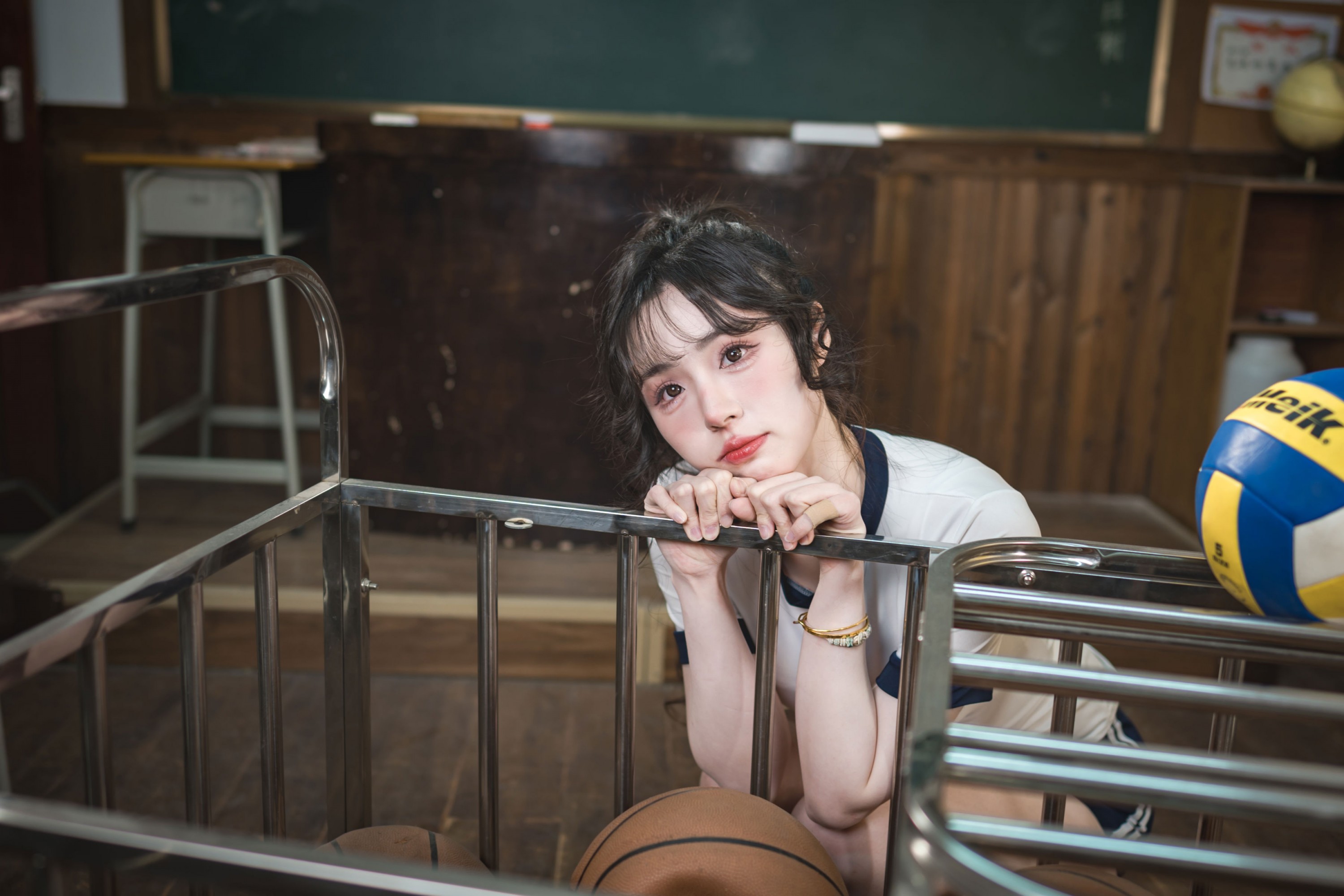 是糖醋小排骨呀 - 《青春不散场，教室里的体操服少女》[11P]