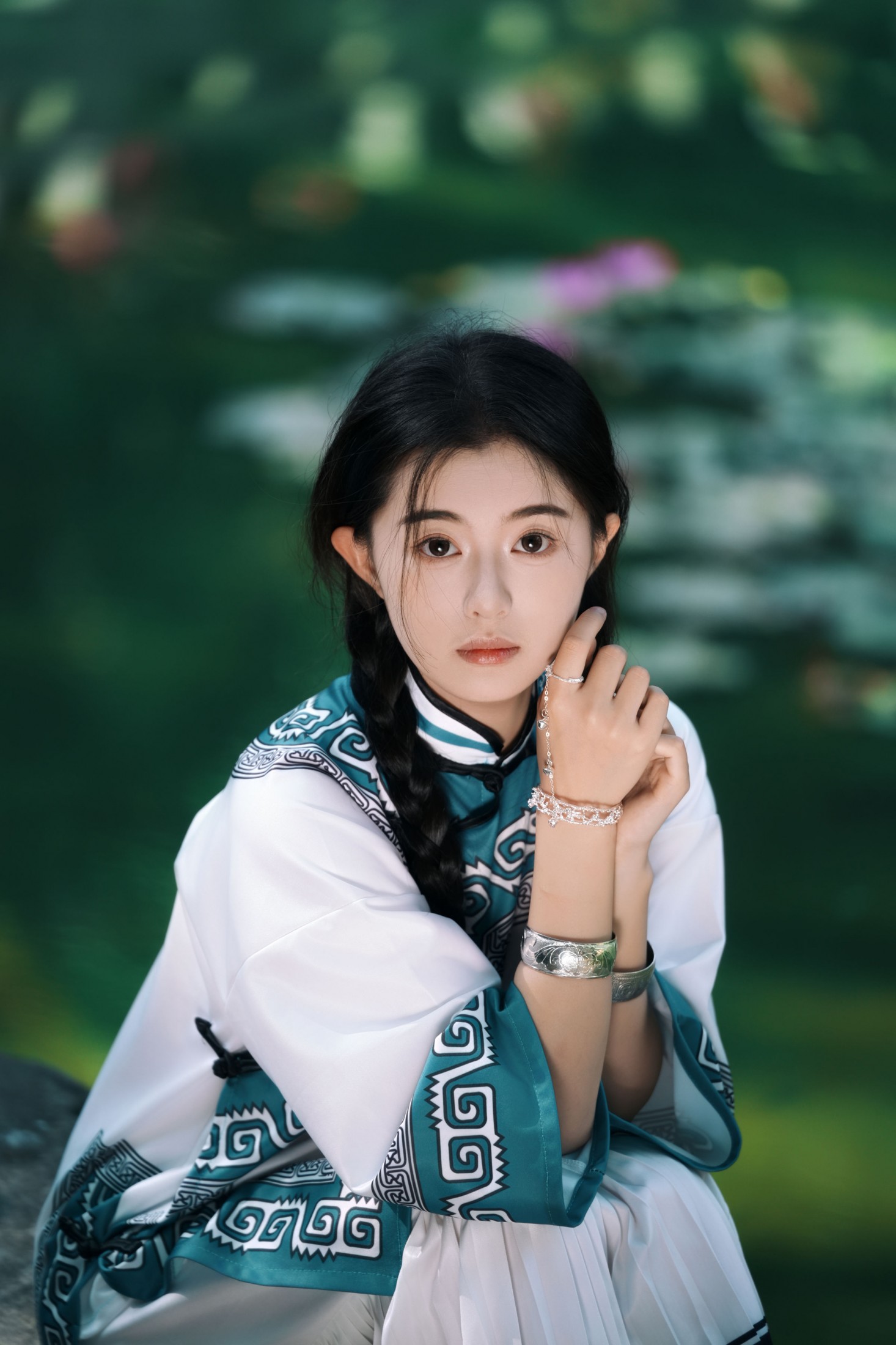 尼古拉斯依 - 《误入江南水墨画里的民族风少女》[10P]