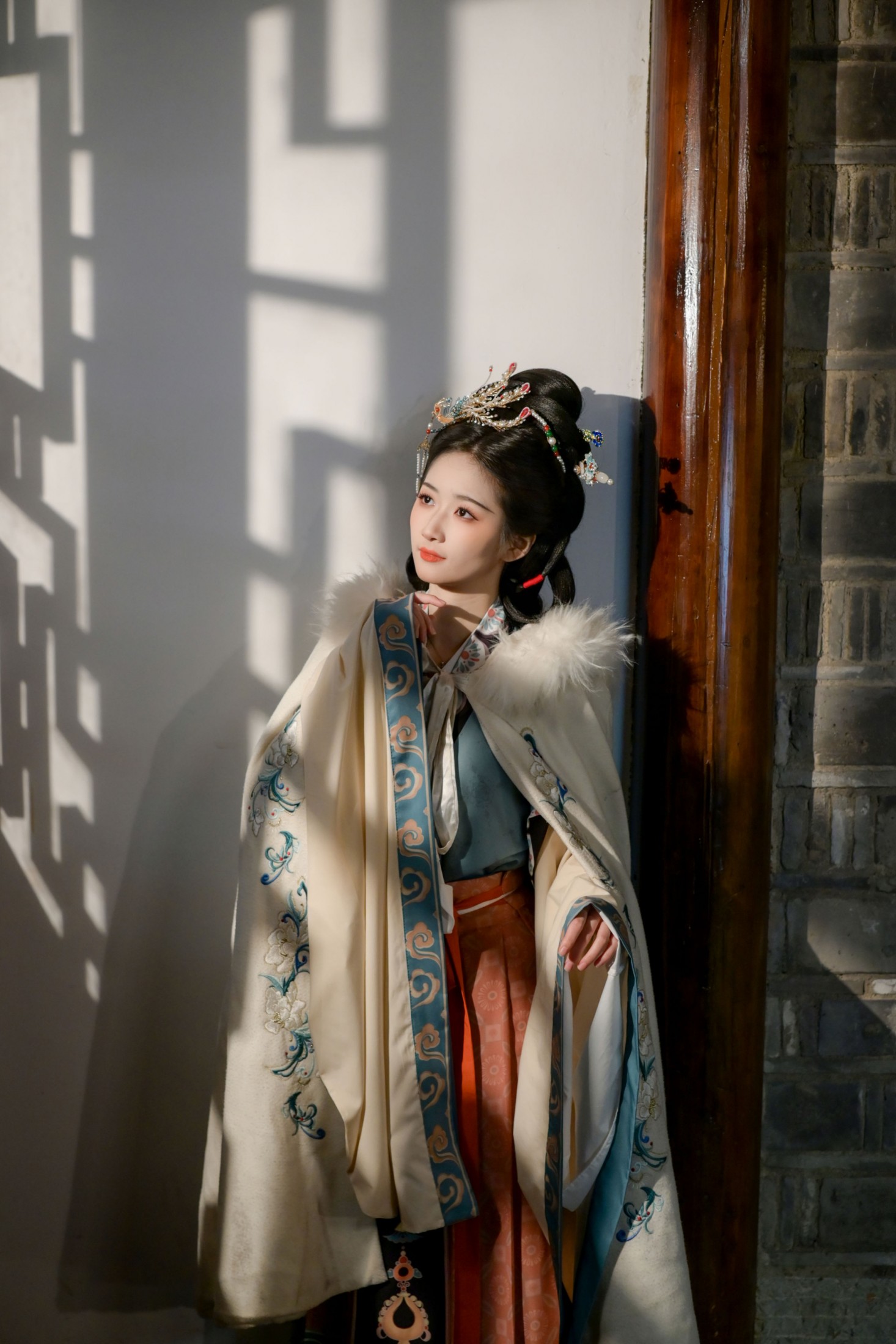 《窗影横斜 梅枝映雪 一襟冬意入汉服》[12P]